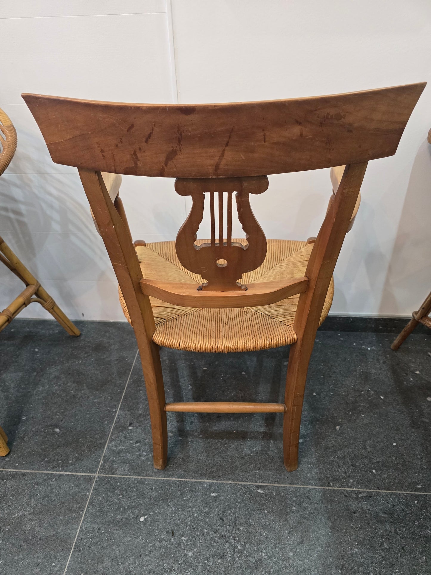 Paire de fauteuils anciens à lyre – assise en paille tressée