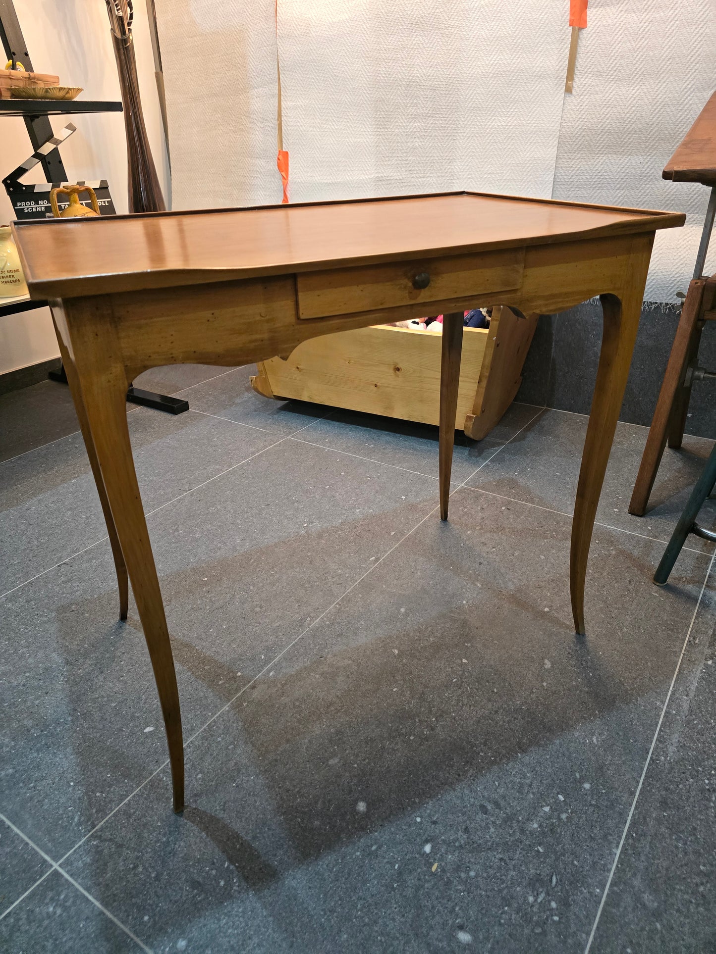 Table d’appoint en noyer