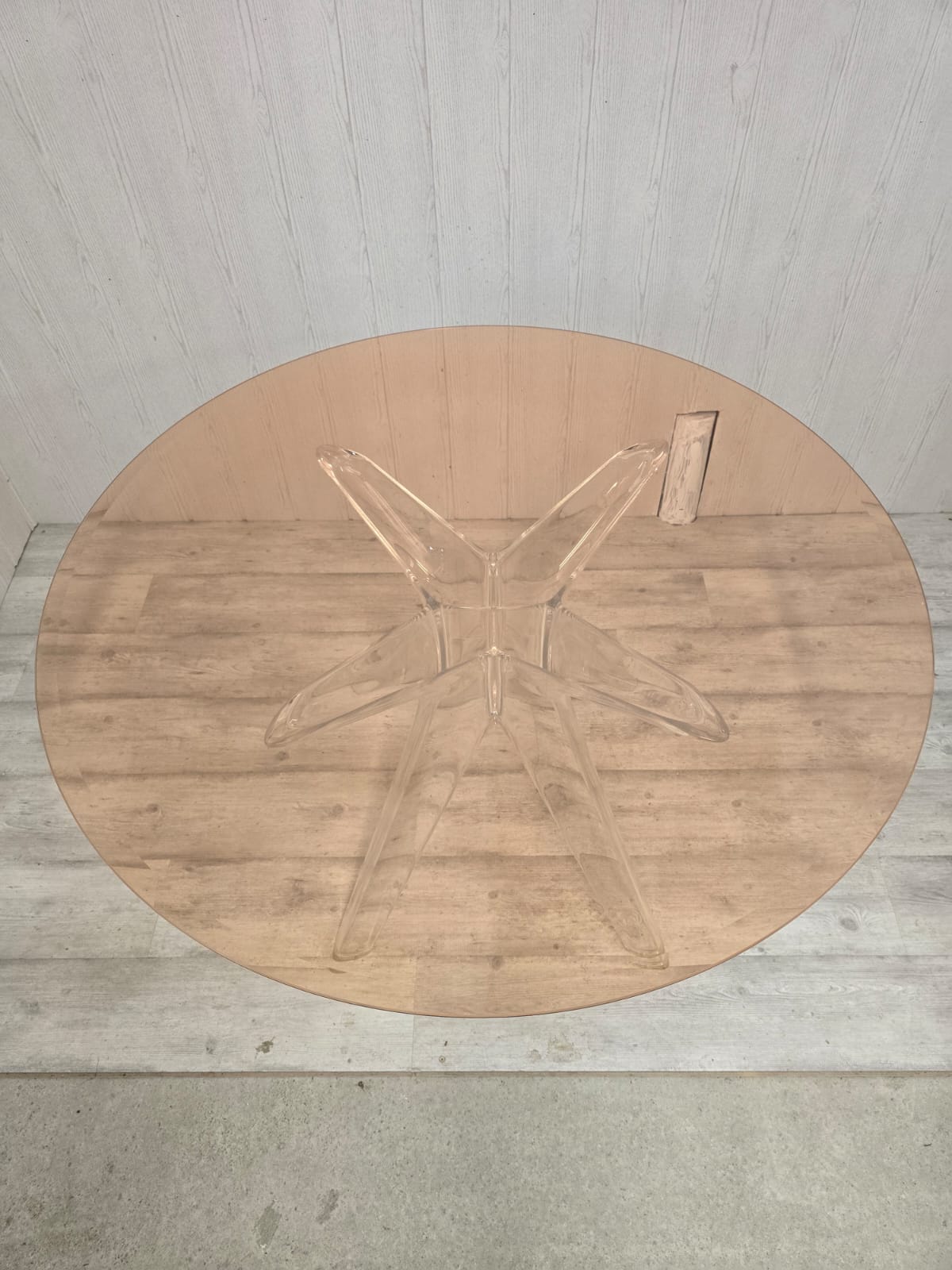 Ensemble Philippe Starck pour Kartell – Table Sir Gio & 4 fauteuils Louis Ghost
