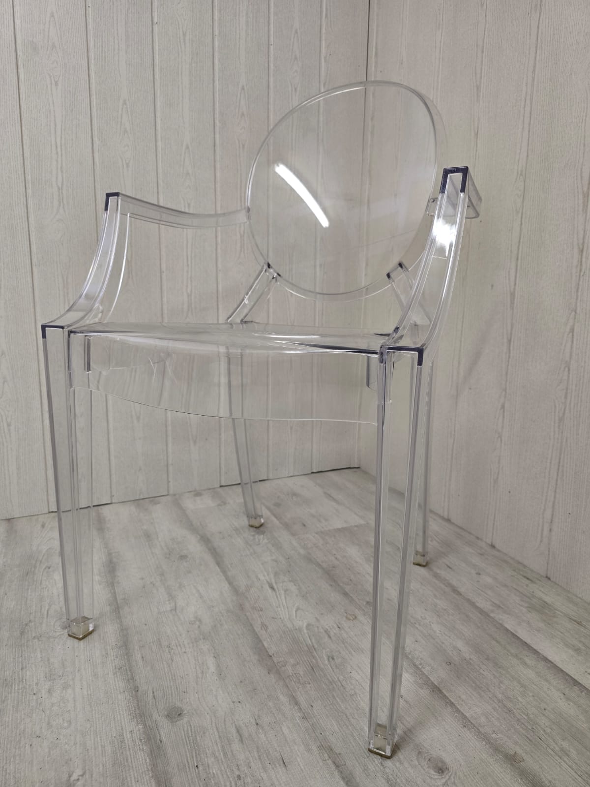 Ensemble Philippe Starck pour Kartell – Table Sir Gio & 4 fauteuils Louis Ghost