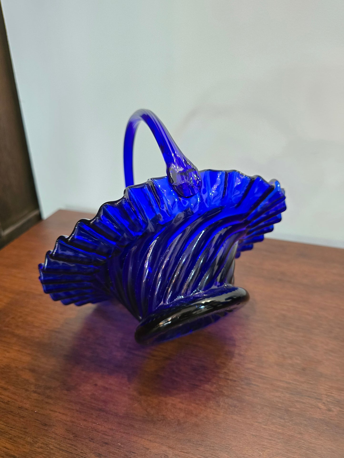 Panier en verre bleu cobalt soufflé à la main