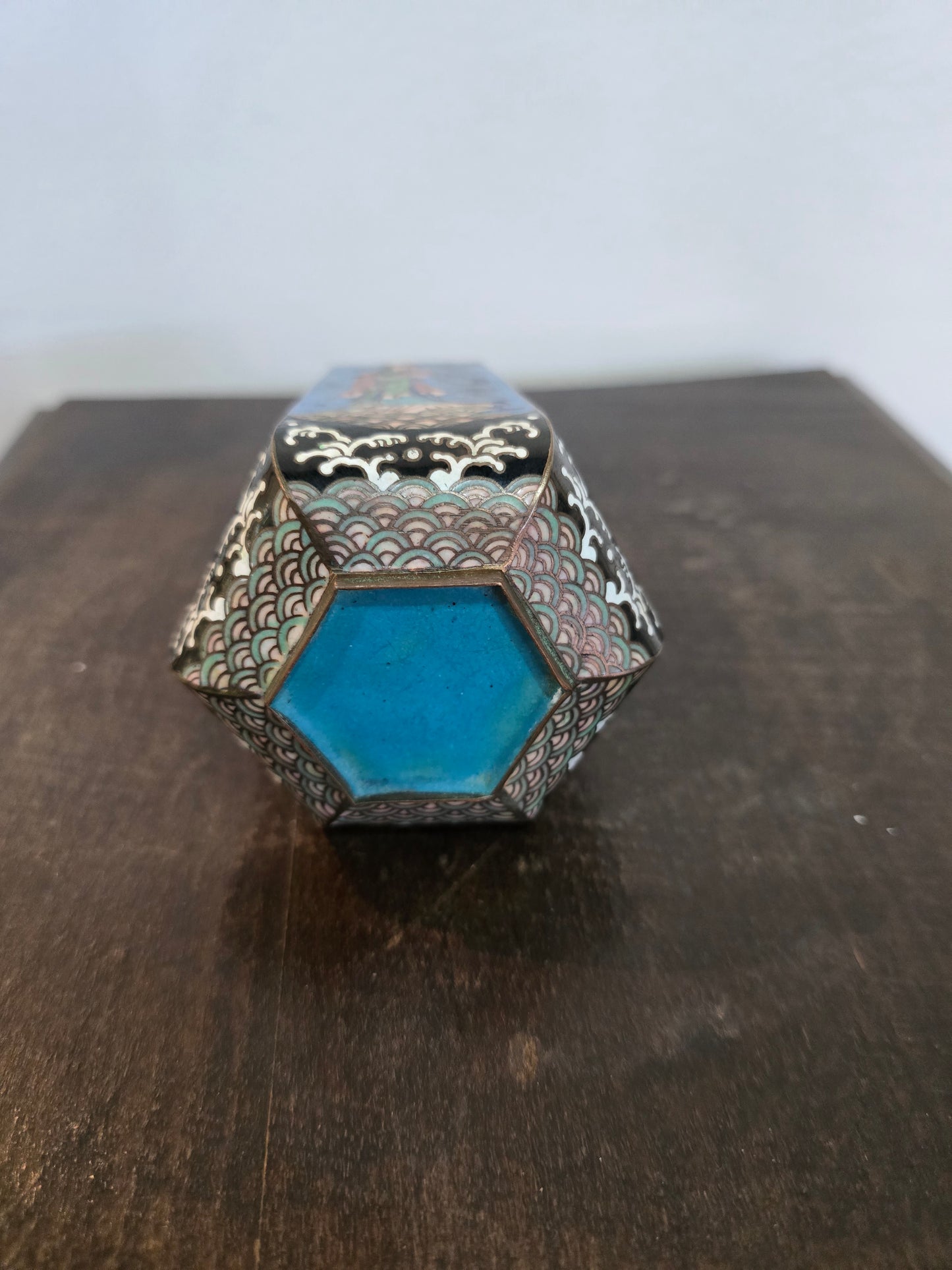 Petite boîte couverte hexagonale en cloisonné chinois sur socle en bois