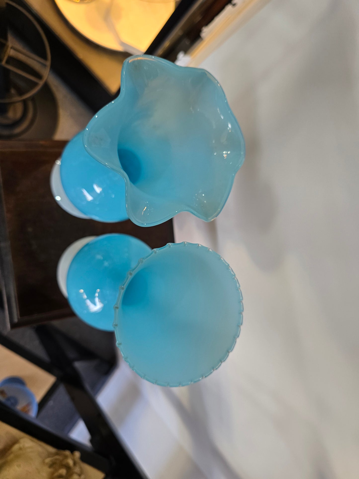 Paire de vase en verre soufflé bleu opalin – H. 35 cm