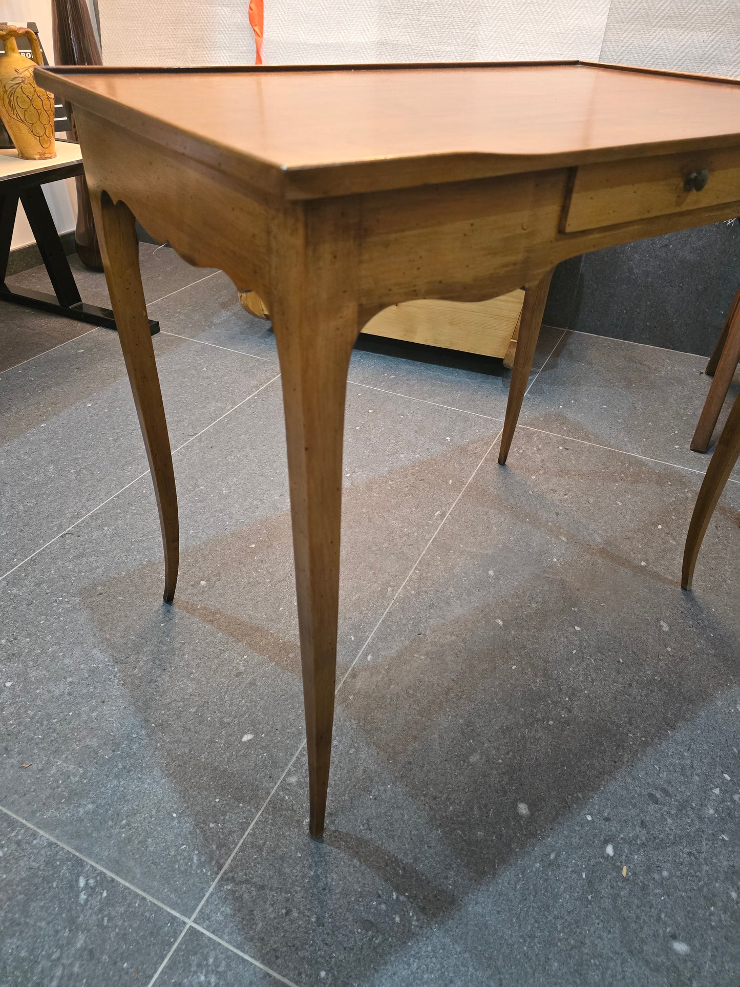 Table d’appoint en noyer