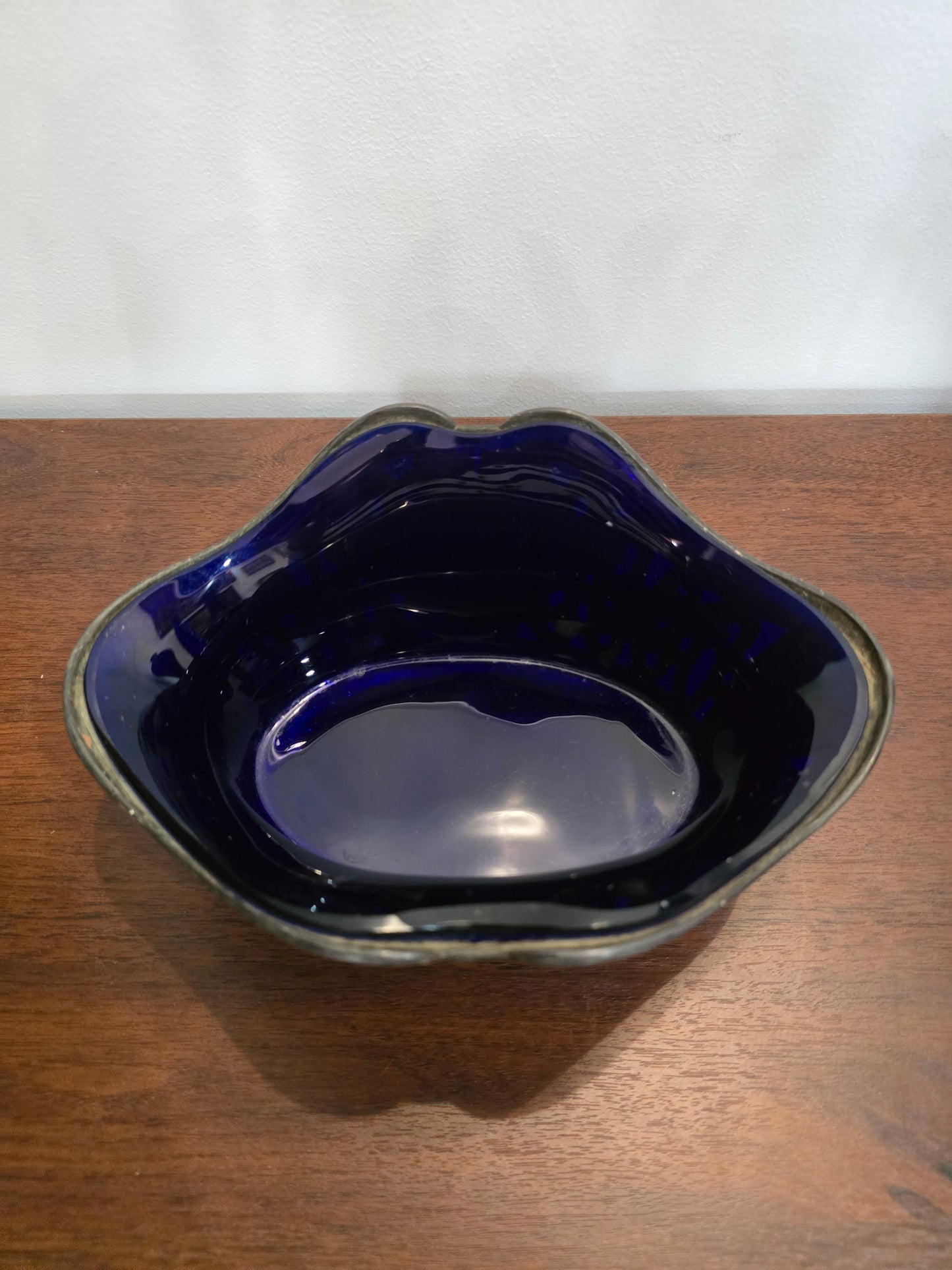 Coupe ancienne en verre bleu cobalt et monture en métal – Orfèvrerie Dilecta