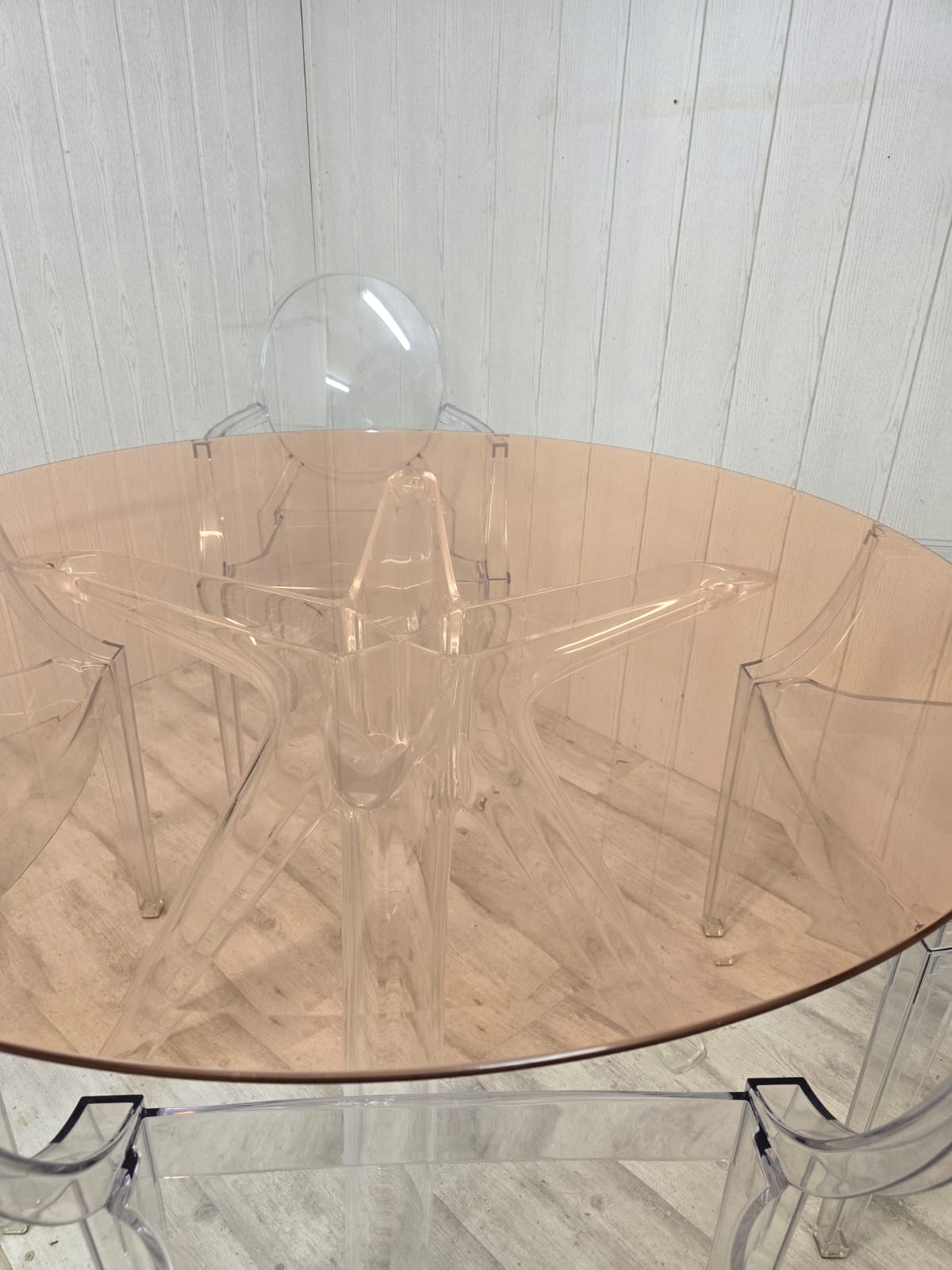 Ensemble Philippe Starck pour Kartell – Table Sir Gio & 4 fauteuils Louis Ghost