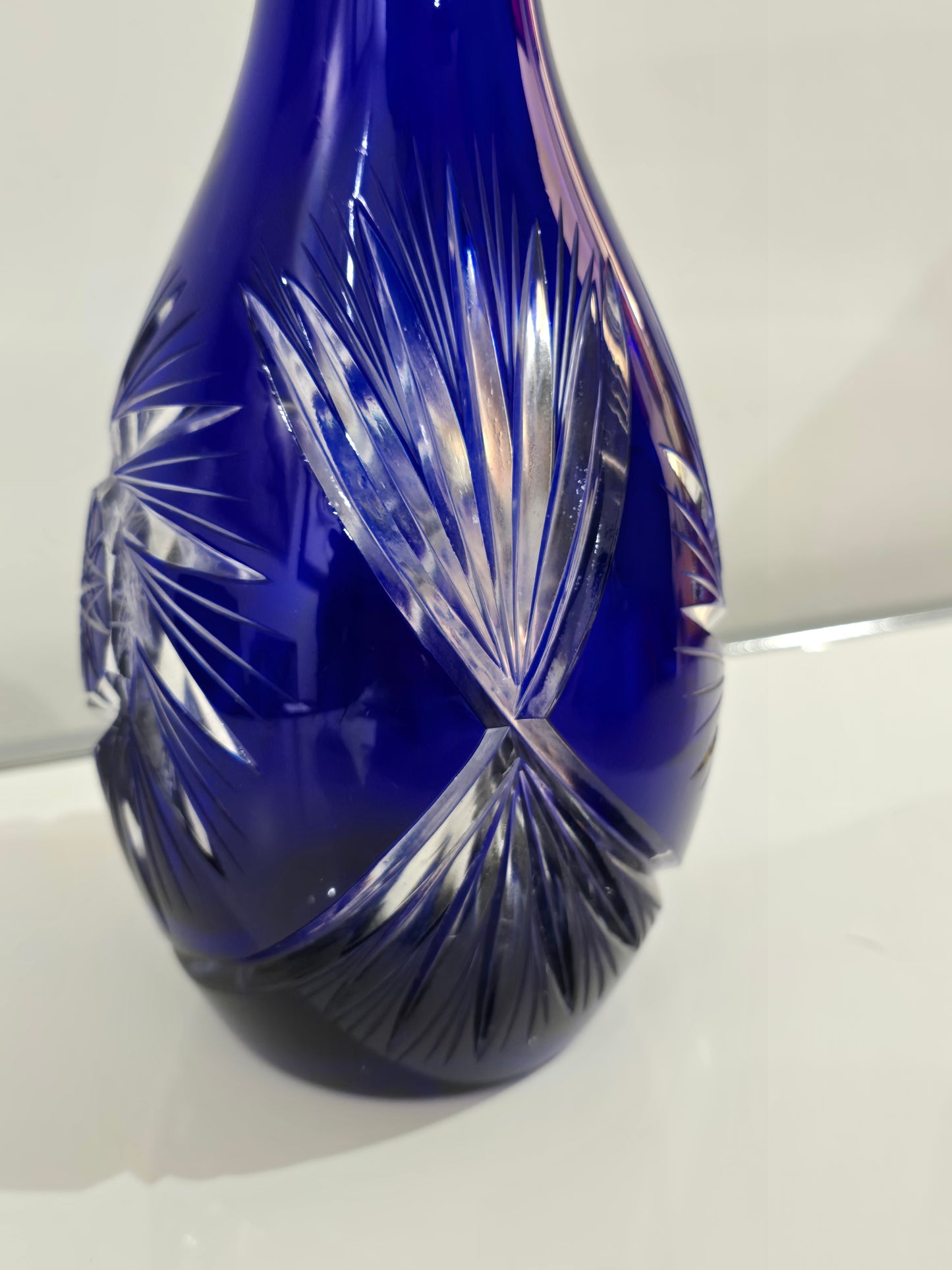 Carafe en cristal de bohème bleuté verre déglacer à l’acide décore forêt