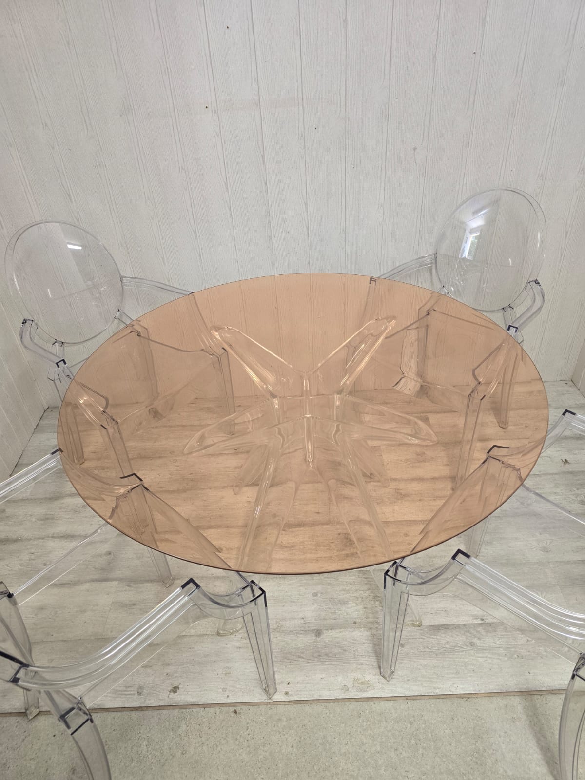 Ensemble Philippe Starck pour Kartell – Table Sir Gio & 4 fauteuils Louis Ghost