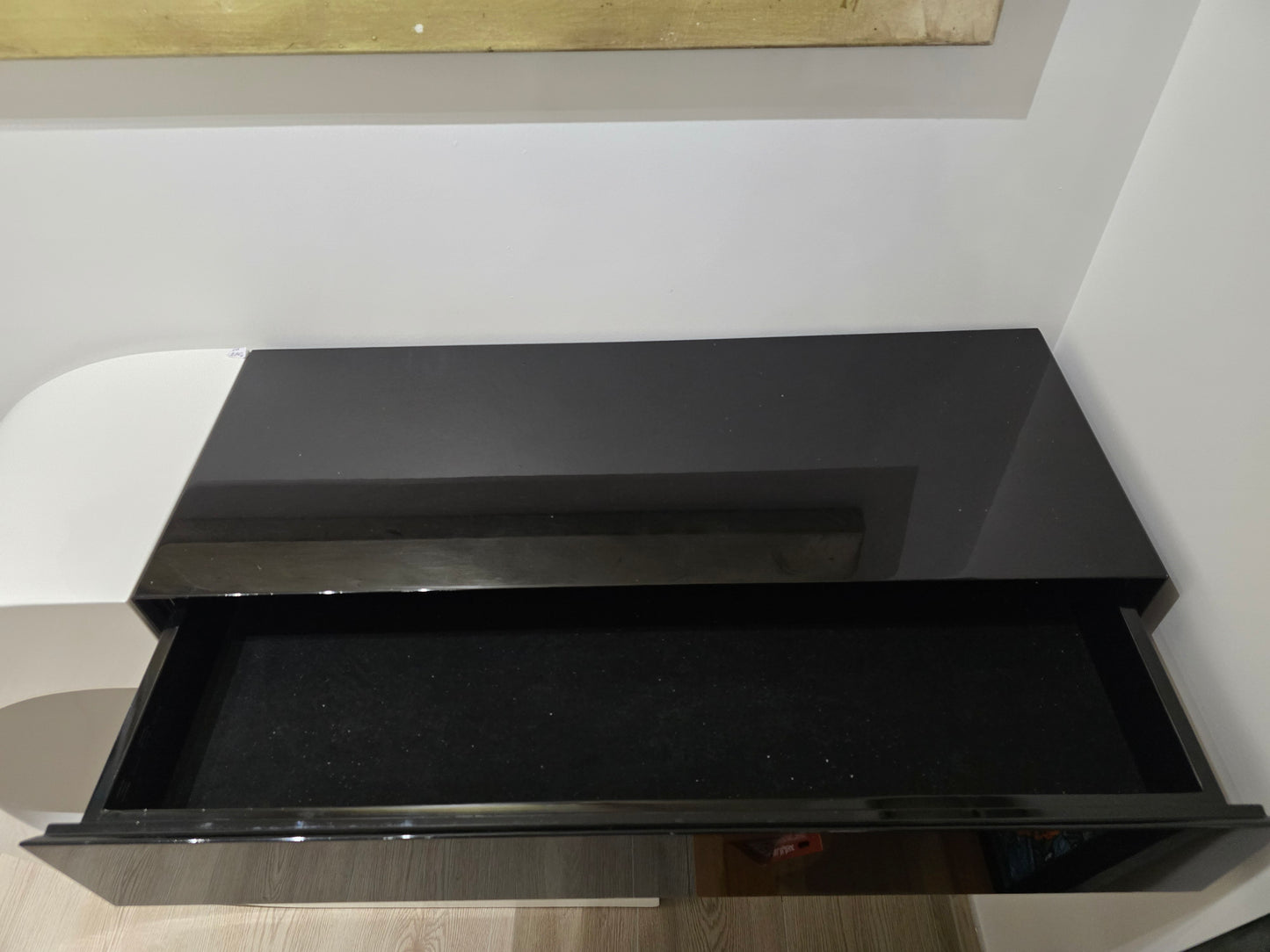 Console design noir et blanc