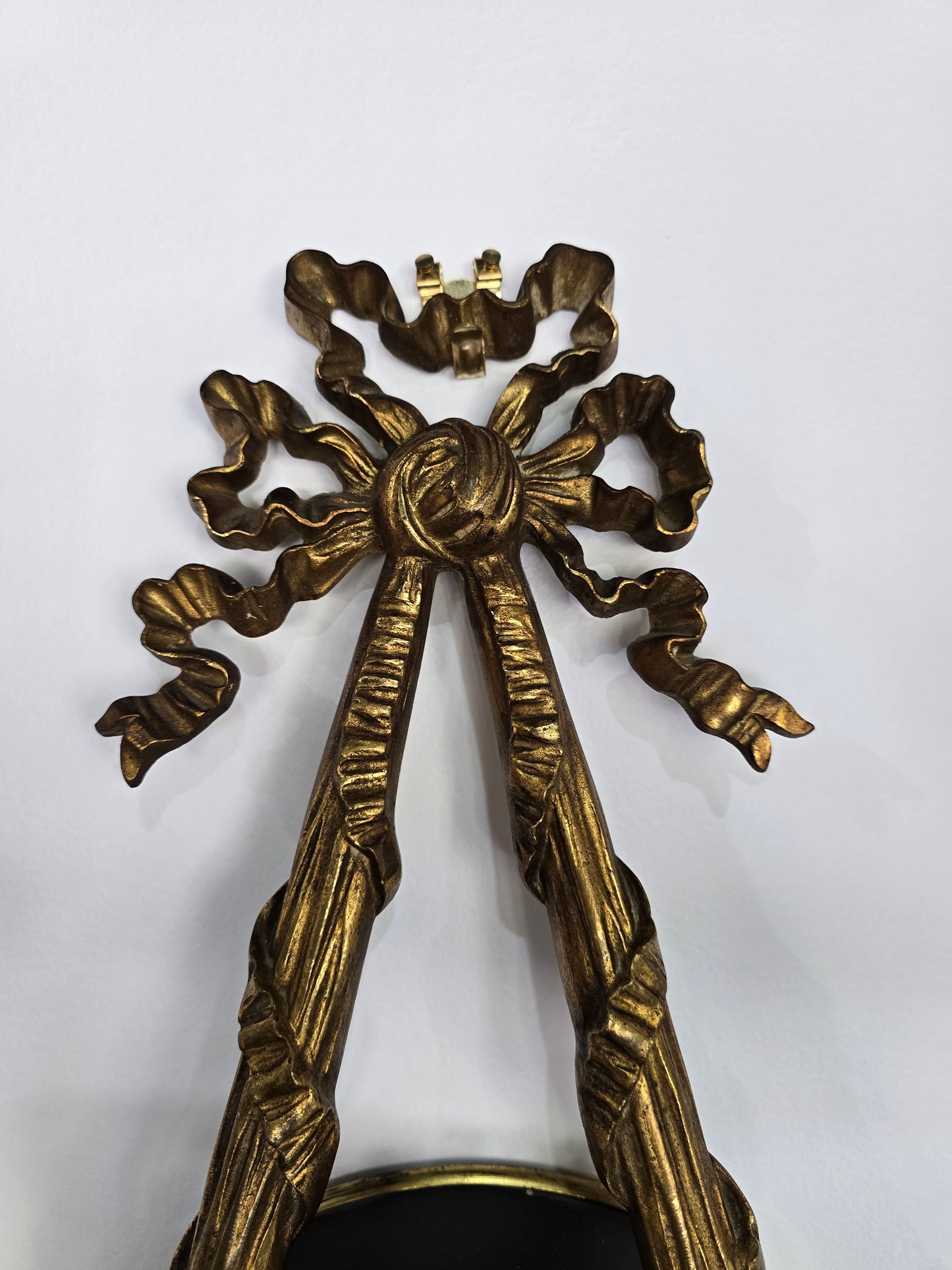 Pendule murale de style Louis XVI en bronze doré – XIXe siècle