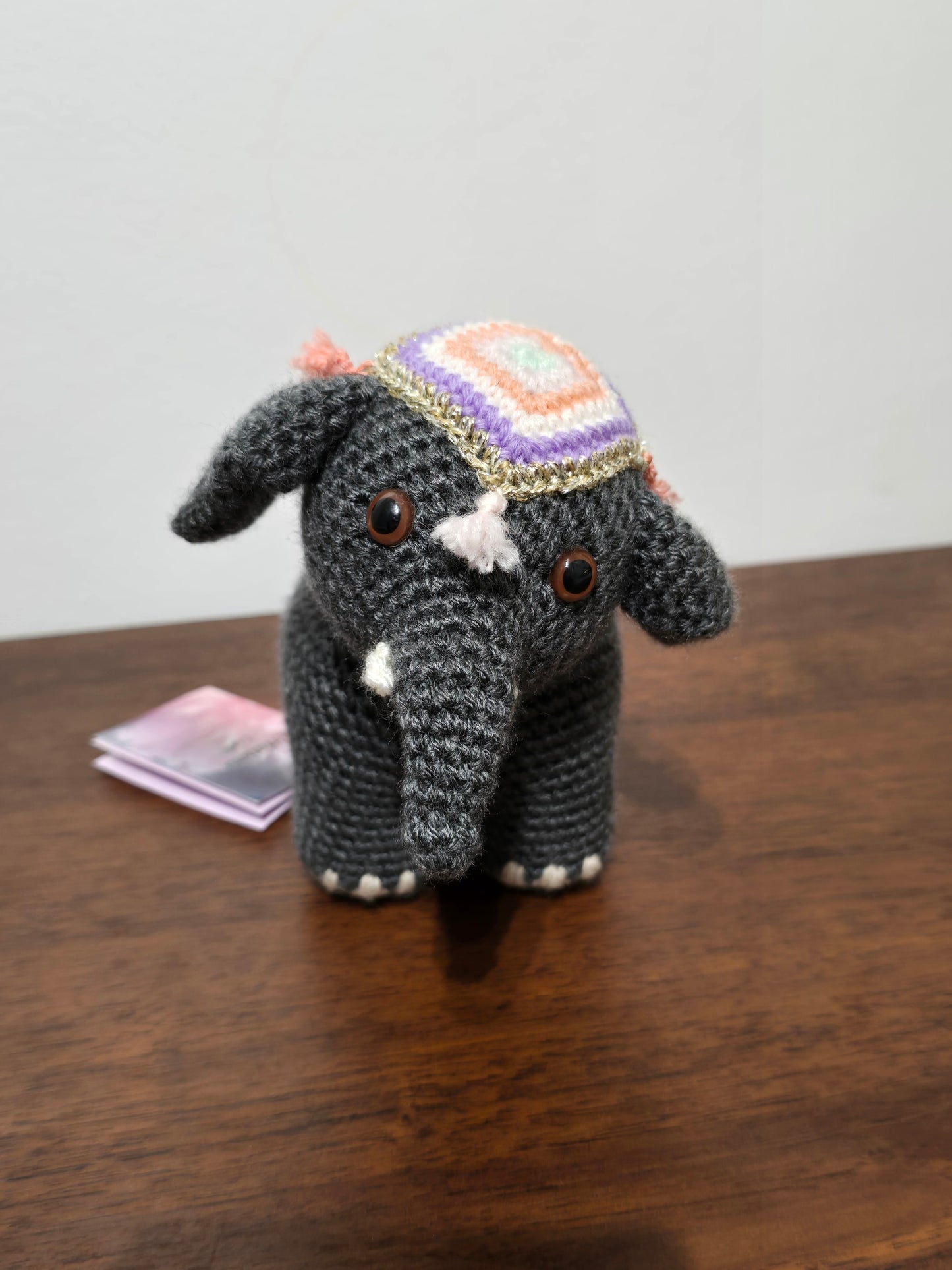 Éléphant gris amigurumi