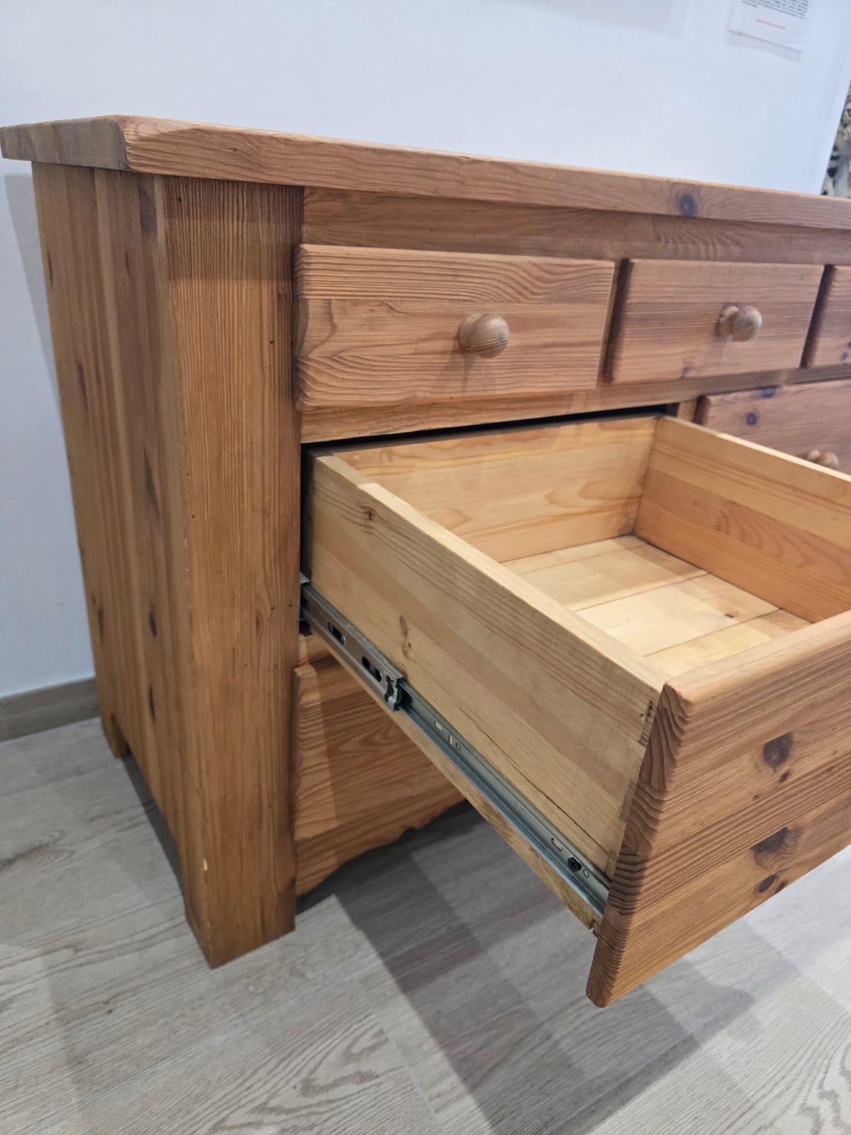Commode rustique en pin massif