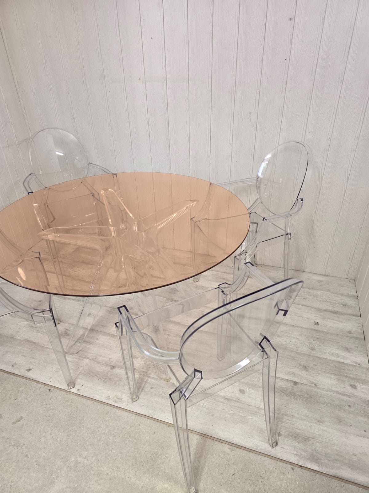 Ensemble Philippe Starck pour Kartell – Table Sir Gio & 4 fauteuils Louis Ghost