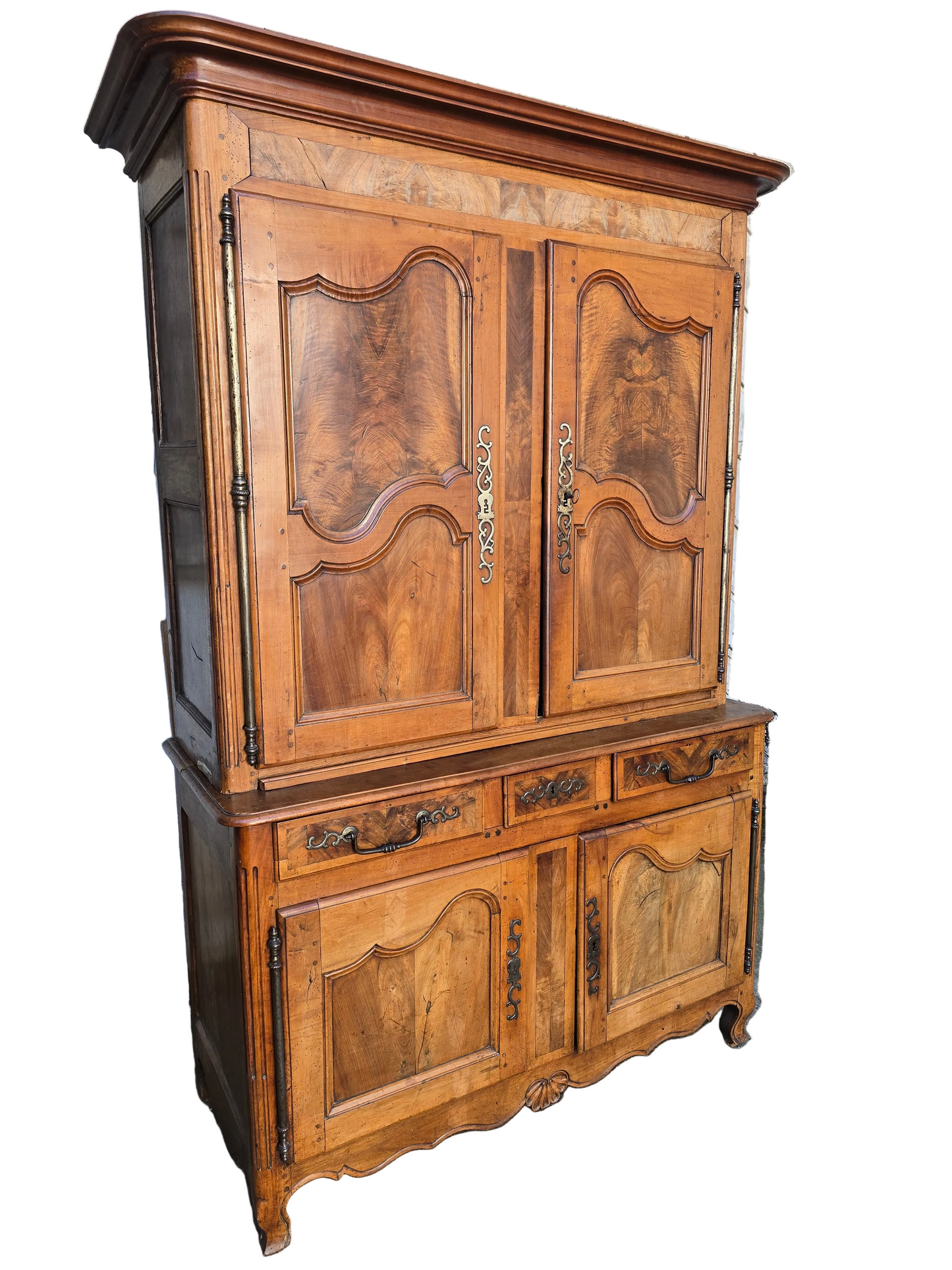 Buffet deux-corps d’époque Louis XV en noyer massif – XVIIIe siècle