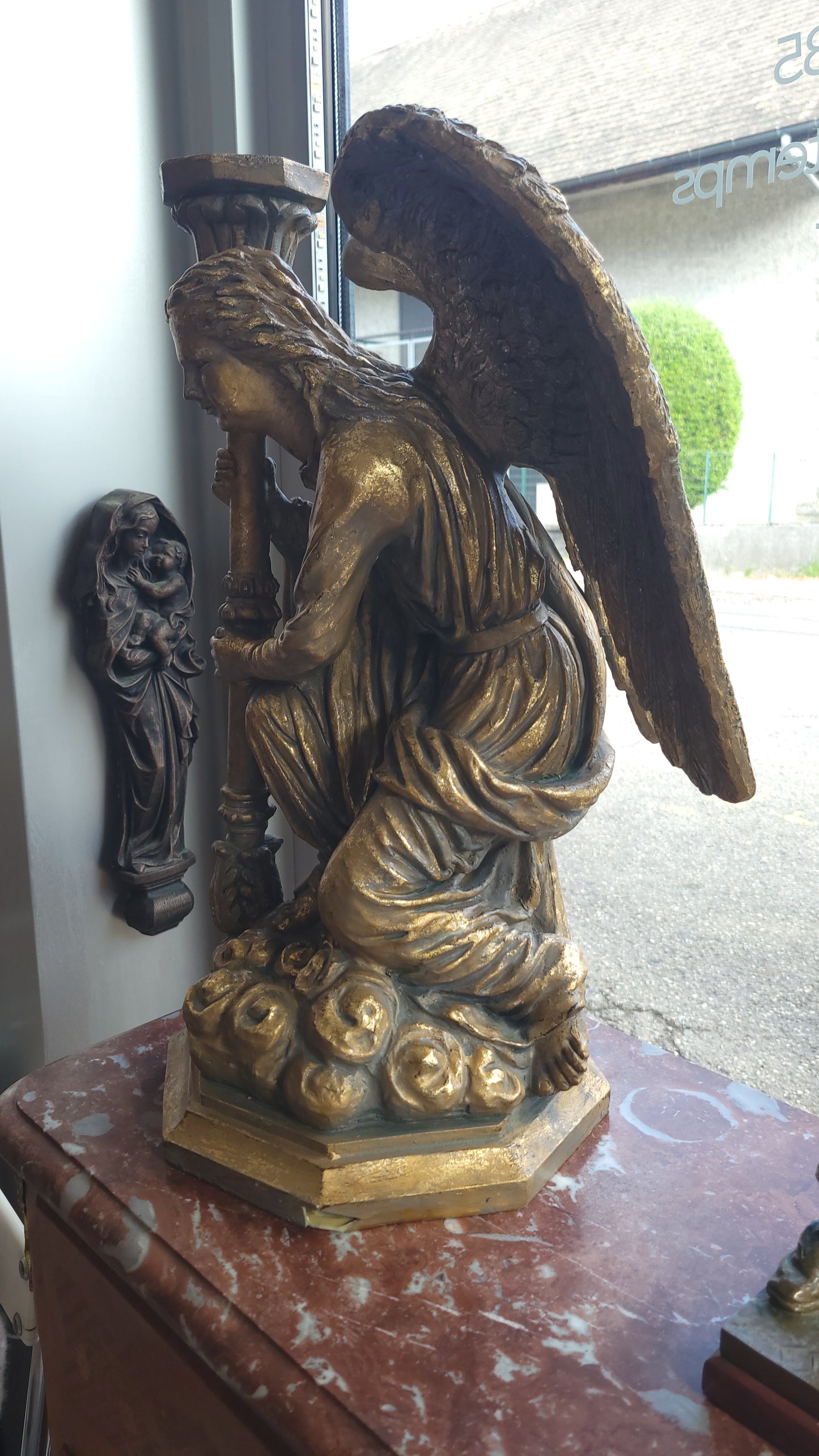 Sculpture d’ange agenouillé avec candélabre – Résine dorée