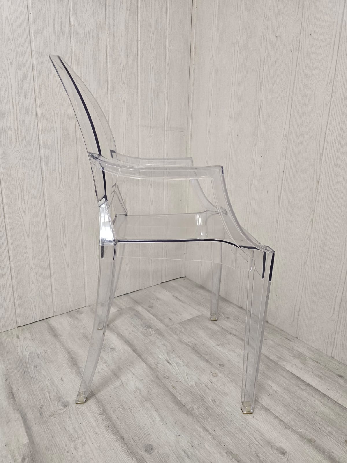Ensemble Philippe Starck pour Kartell – Table Sir Gio & 4 fauteuils Louis Ghost