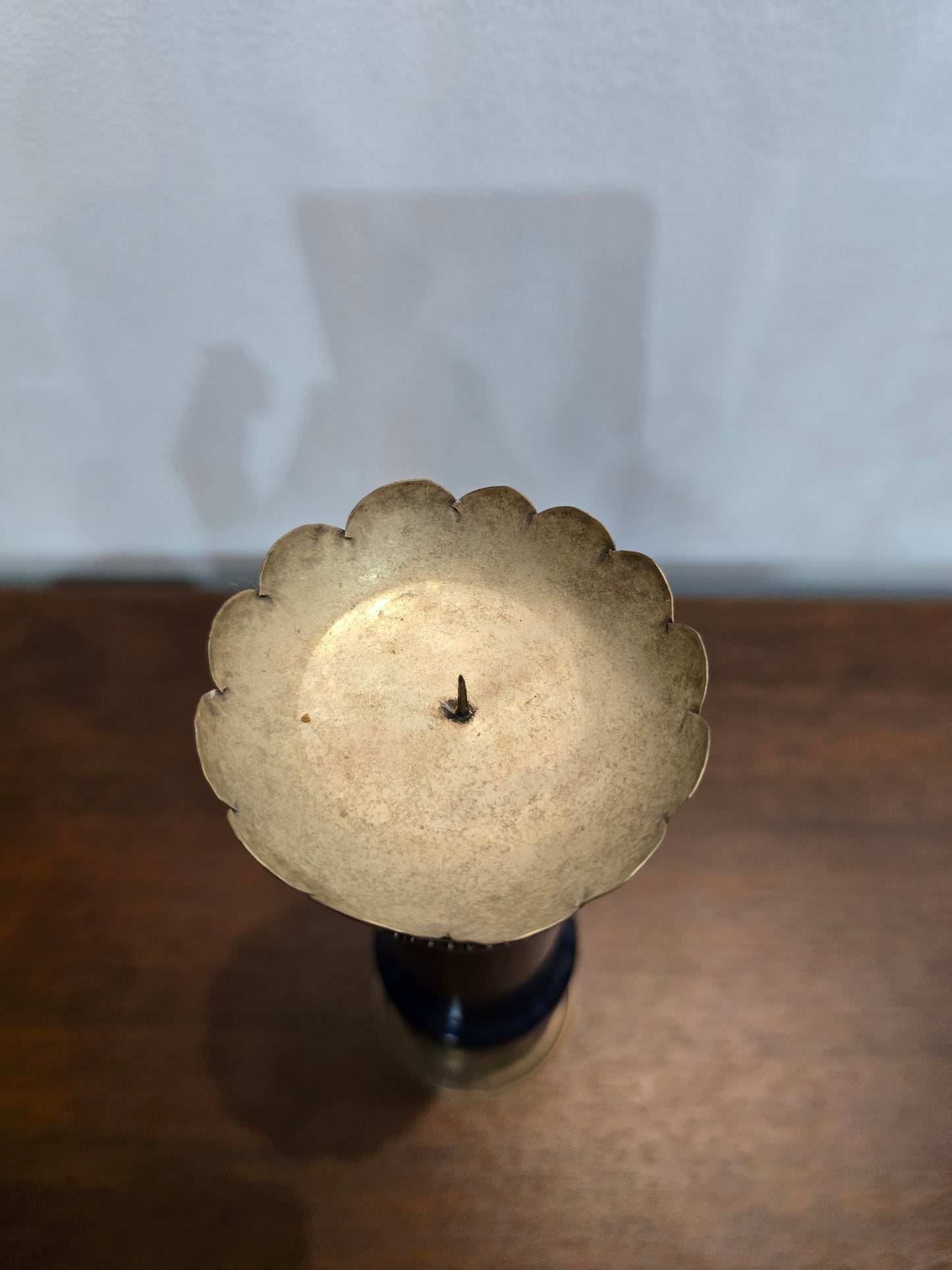 Bougeoir vintage style oriental en verre bleu et métal ciselé – H20 cm