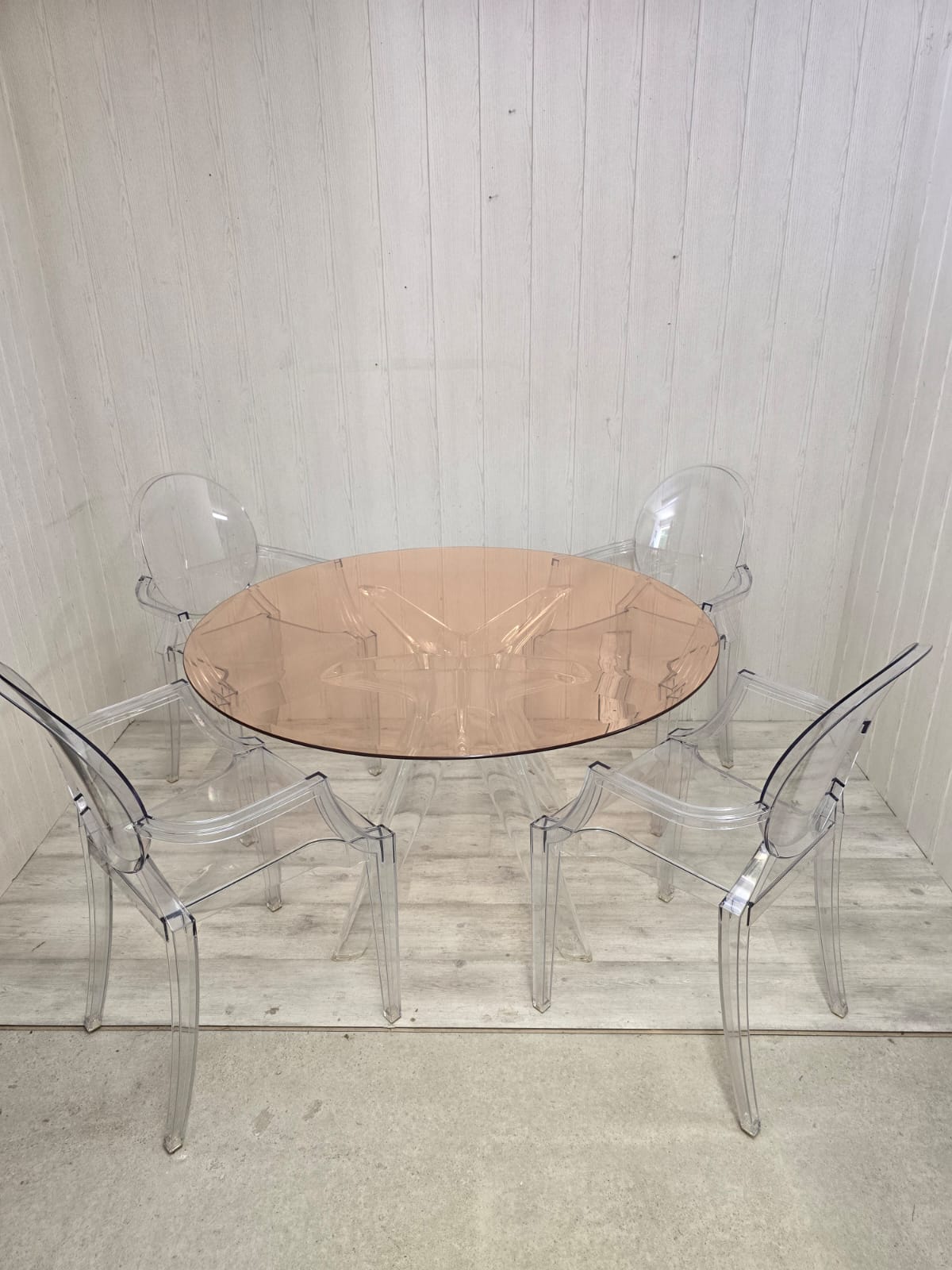 Ensemble Philippe Starck pour Kartell – Table Sir Gio & 4 fauteuils Louis Ghost