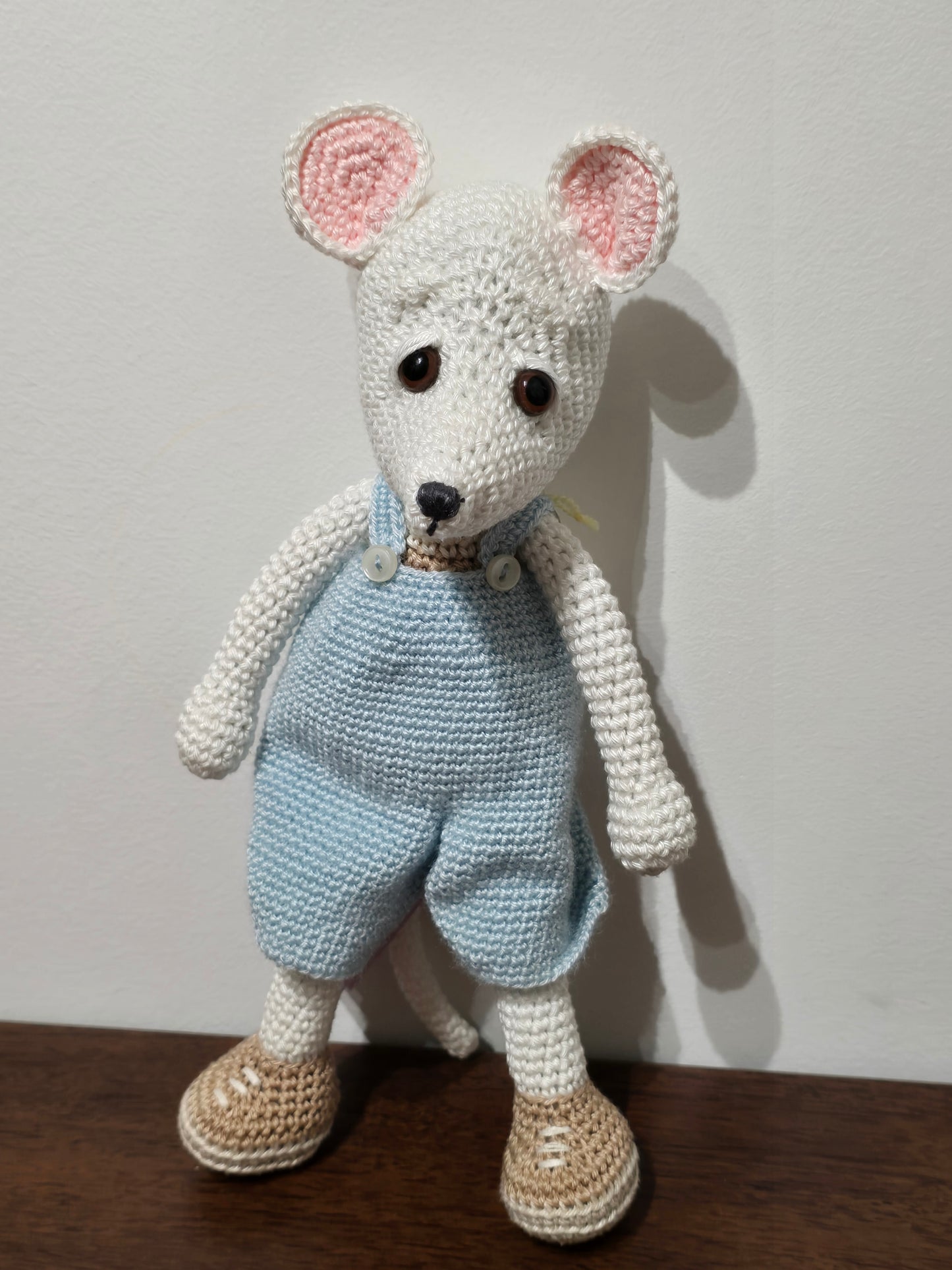 Souris salopette amigurumi