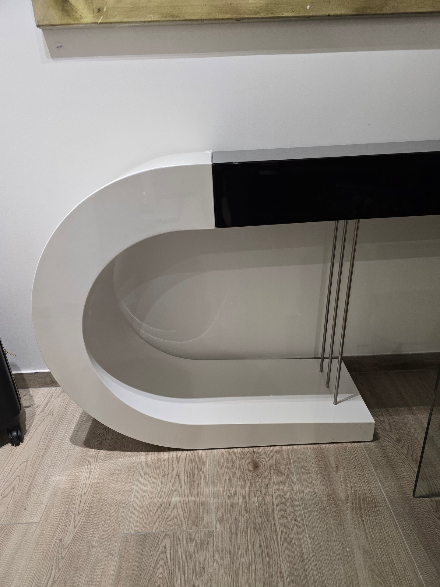 Console design noir et blanc