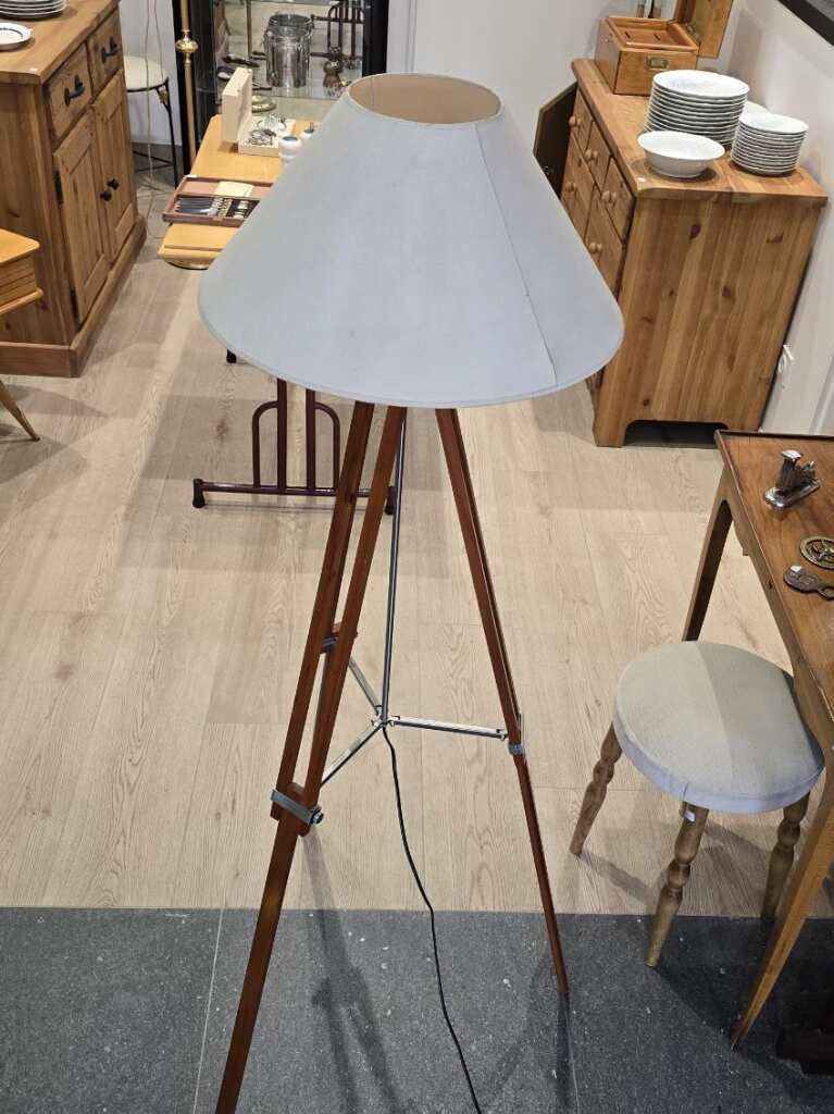 Lampadaire tripode