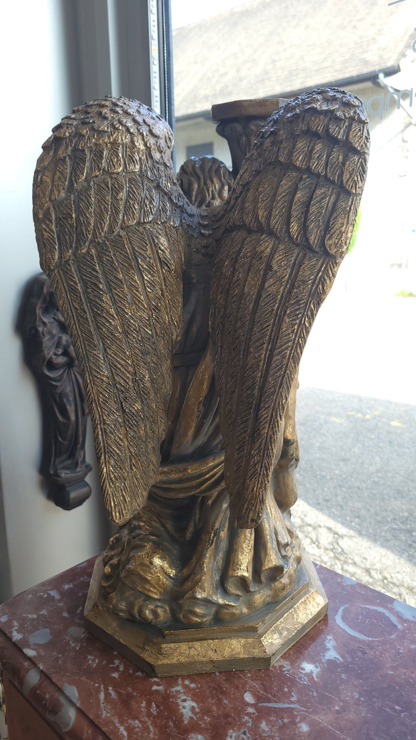 Sculpture d’ange agenouillé avec candélabre – Résine dorée