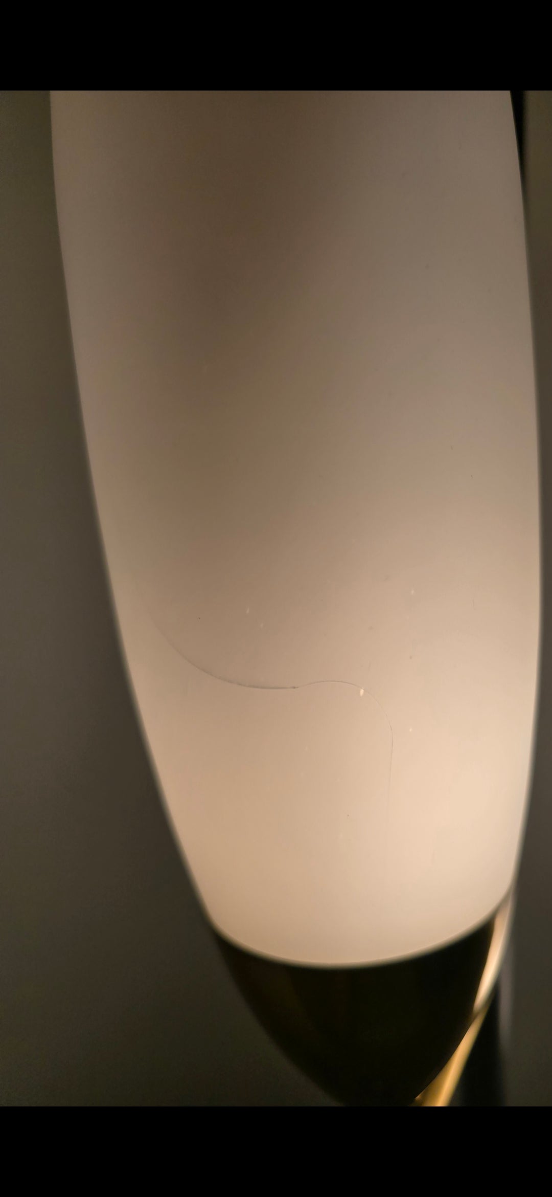 Lampadaire tripode vintage – Laiton & opaline blanche – Années 1960