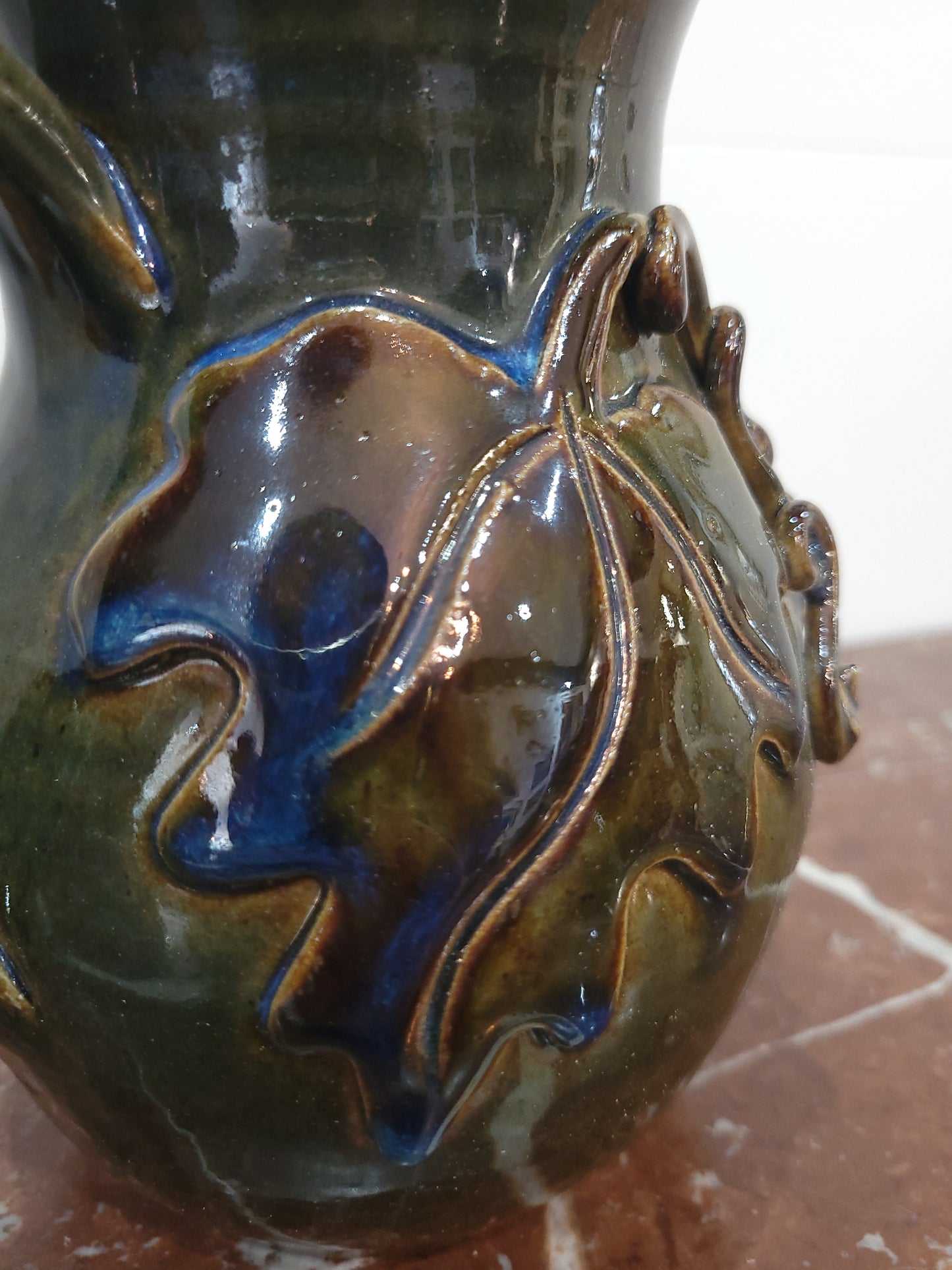 Pichet en céramique émaillée décor raisin et vigne