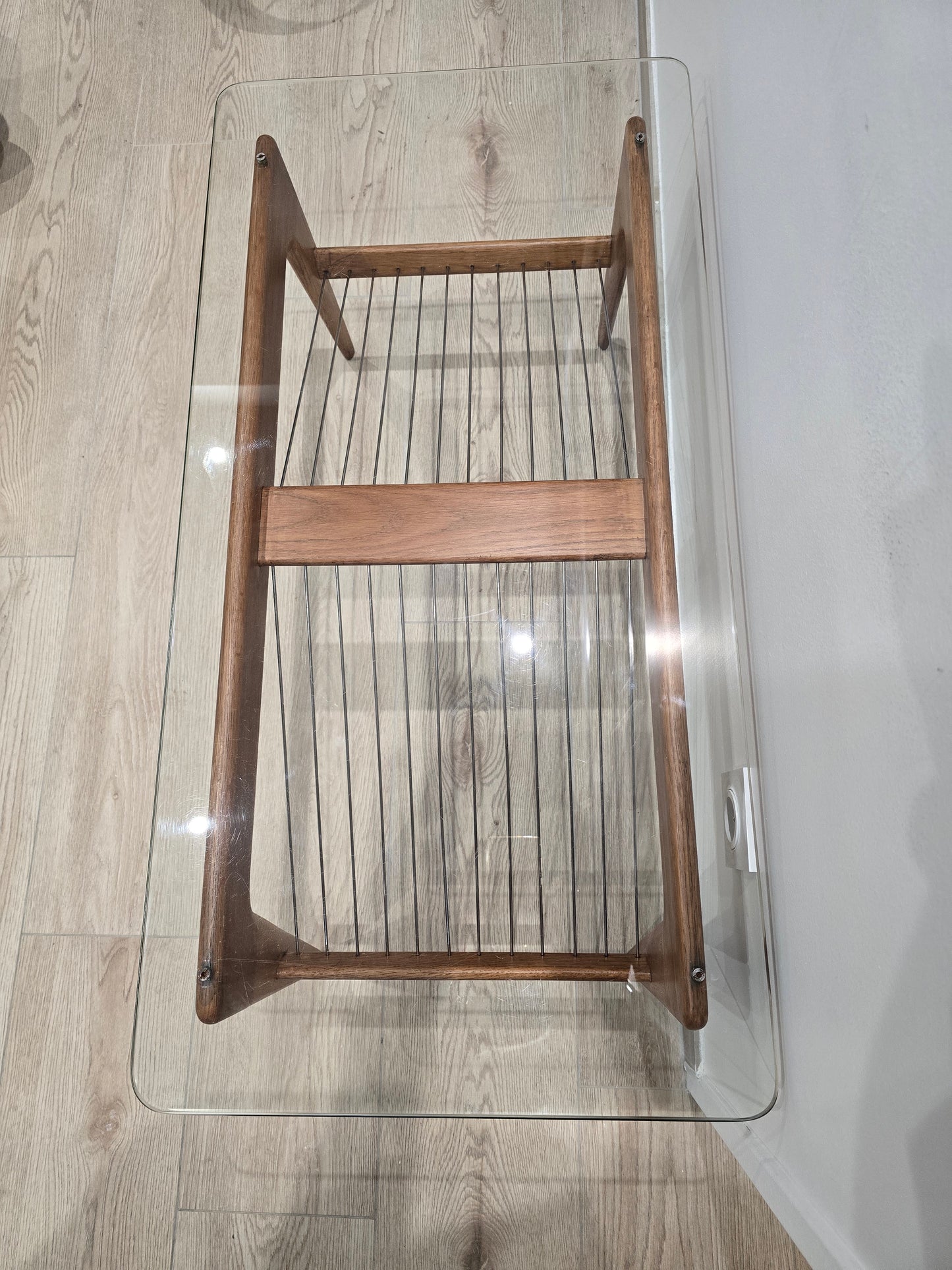 Table basse vintage en bois et verre – Design scandinave