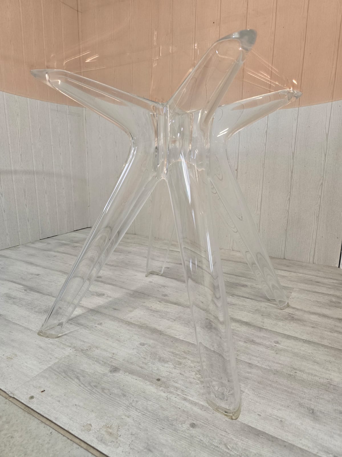 Ensemble Philippe Starck pour Kartell – Table Sir Gio & 4 fauteuils Louis Ghost