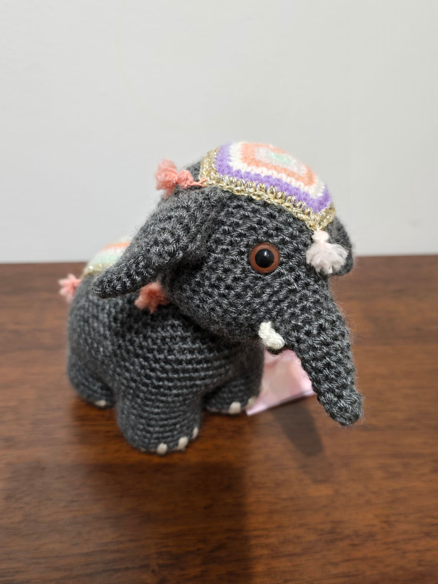 Éléphant gris amigurumi