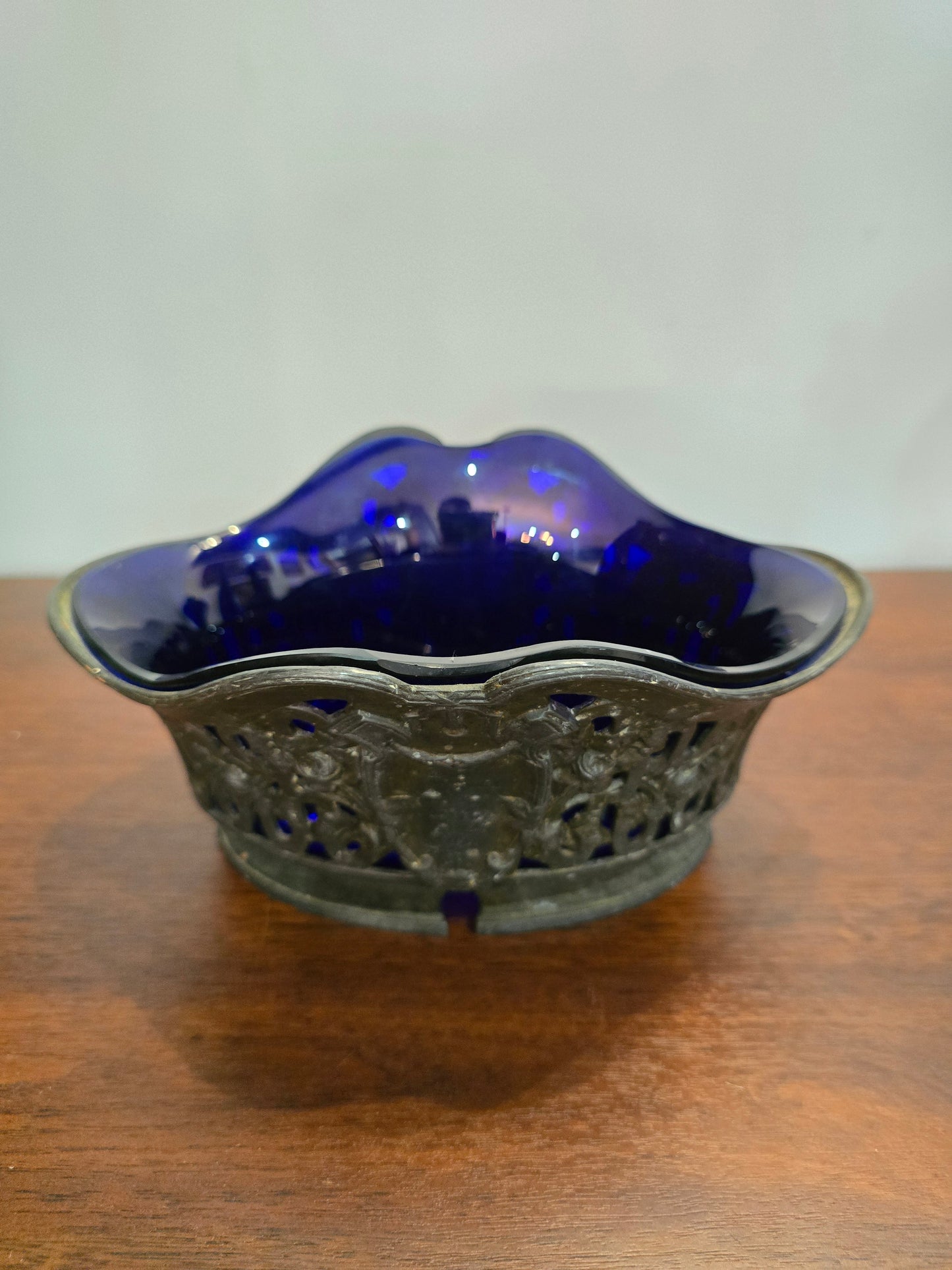 Coupe ancienne en verre bleu cobalt et monture en métal – Orfèvrerie Dilecta