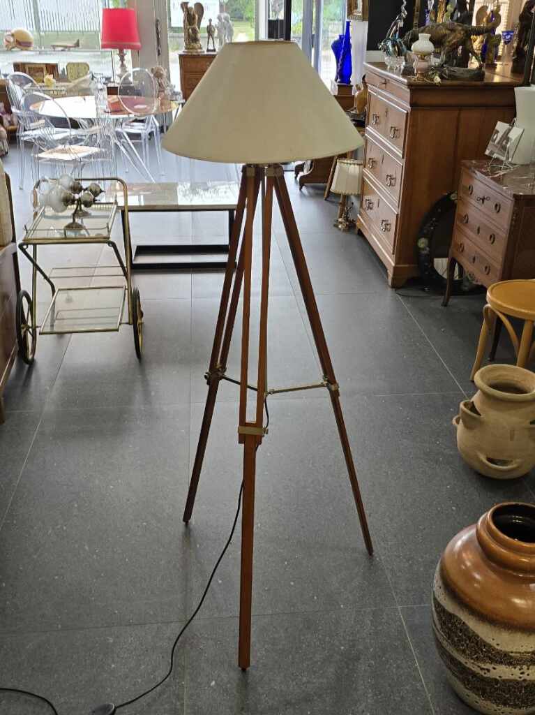 Lampadaire tripode