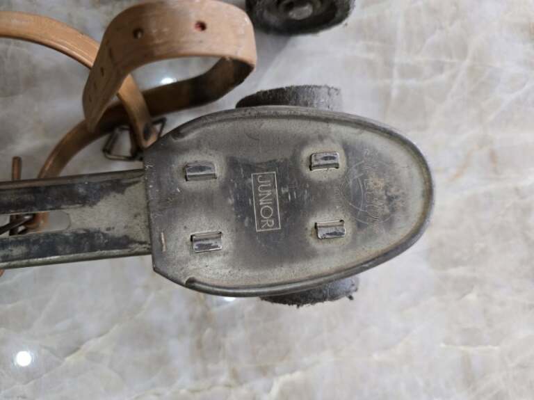 Paire de patins à roulettes vintage Speedy Junior en métal et cuir – Années 50