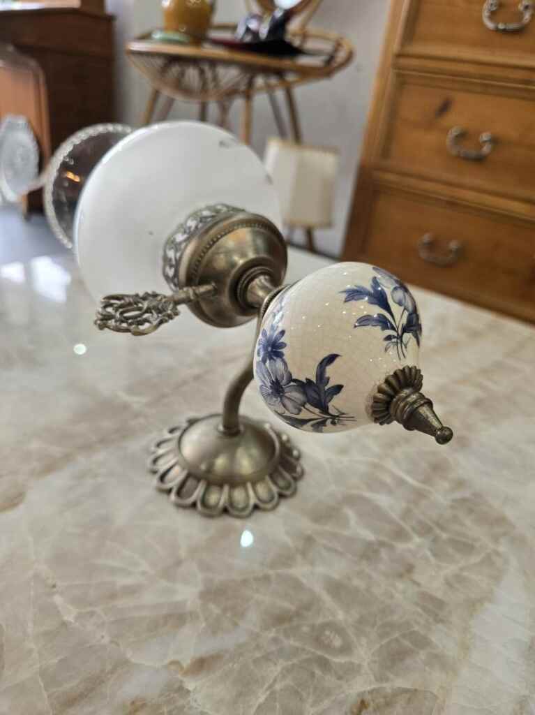 Paire d'appliques murales vintage en laiton, porcelaine et verre satiné