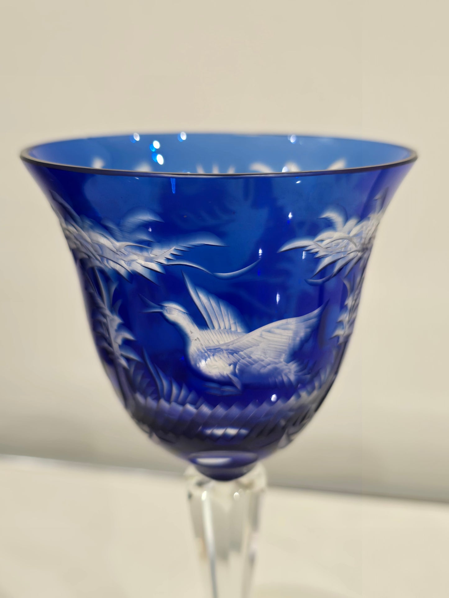 Carafe en cristal de bohème bleuté verre déglacer à l’acide décore forêt