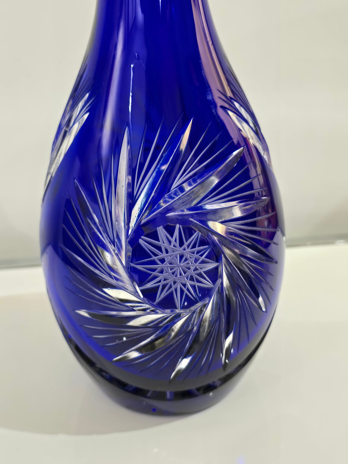 Carafe en cristal de bohème bleuté verre déglacer à l’acide décore forêt