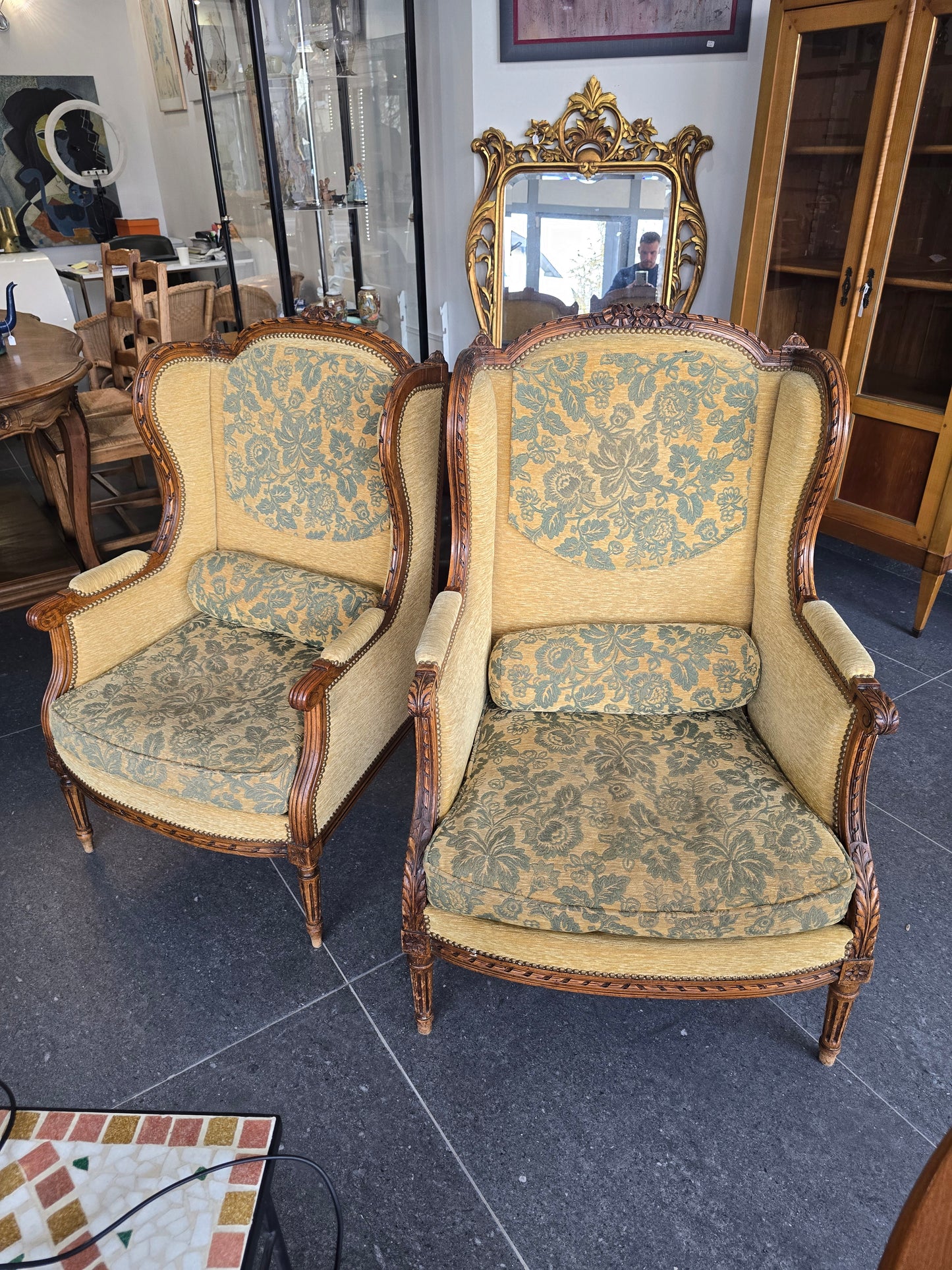 fauteuils bergères Louis XVI – paire dépareillées – XIXe / début XXe