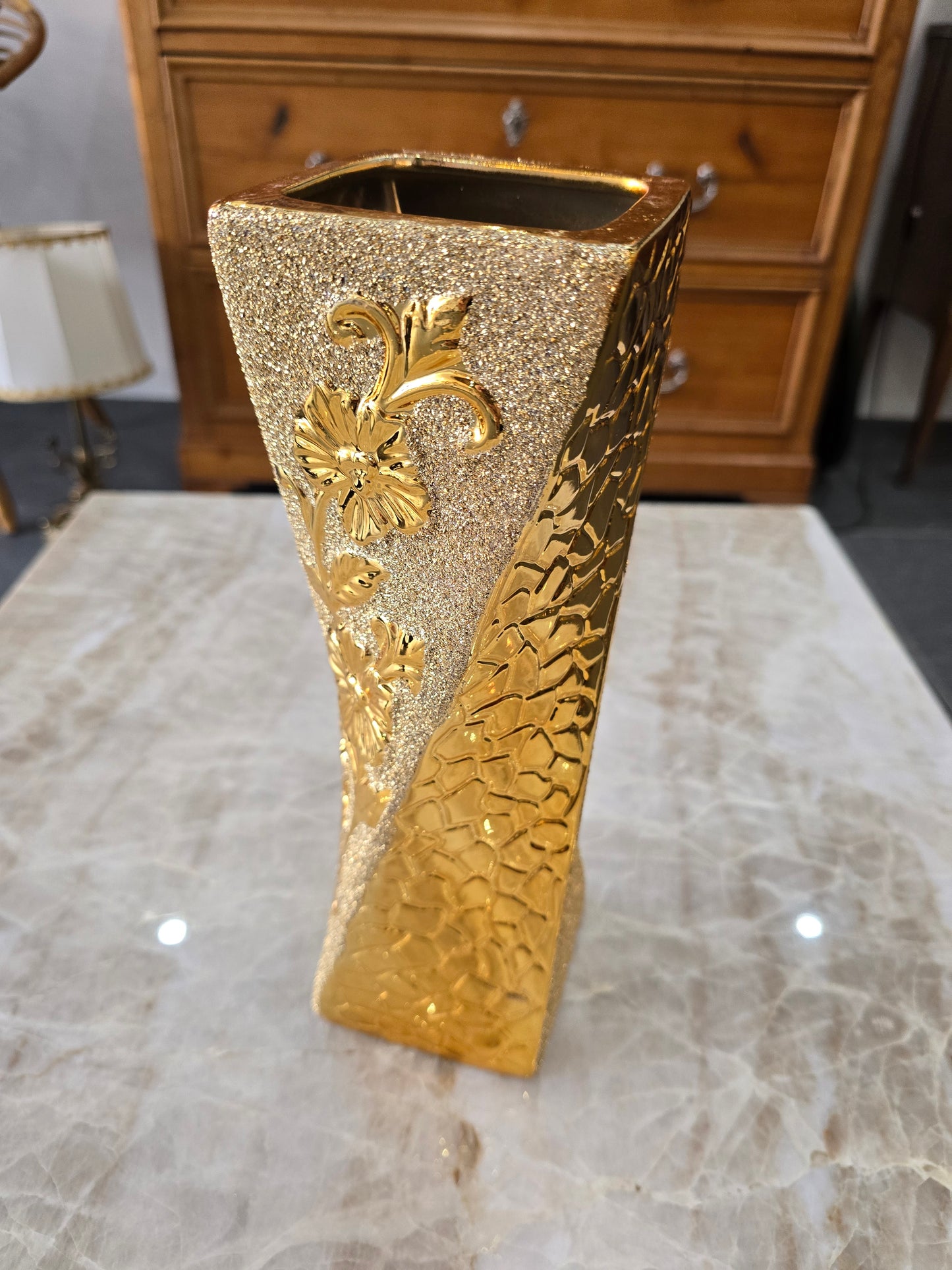 Vase décoratif en céramique dorée