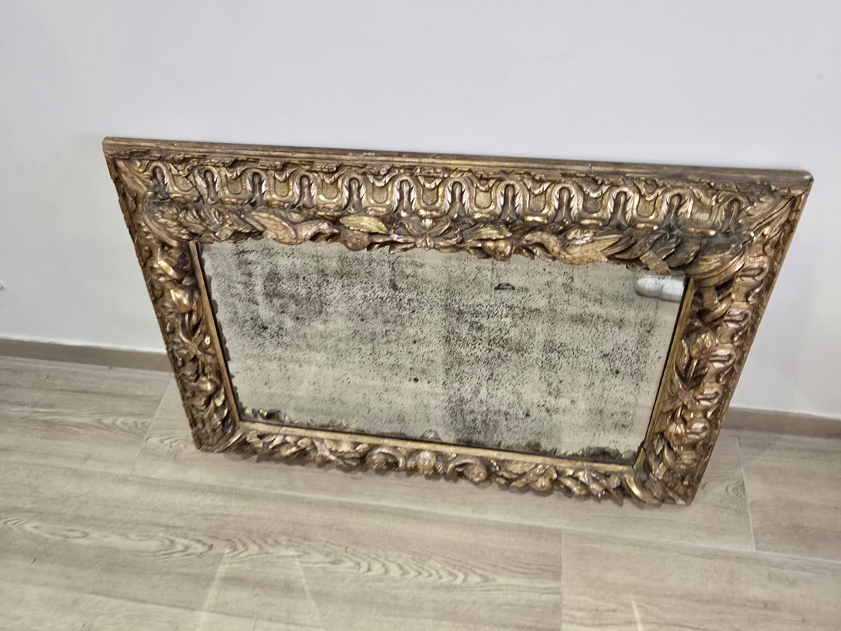 Exceptionnel miroir XVIIIe siècle en bois sculpté doré – décor oiseaux, fruits et angelot – 98 x 68 cm.