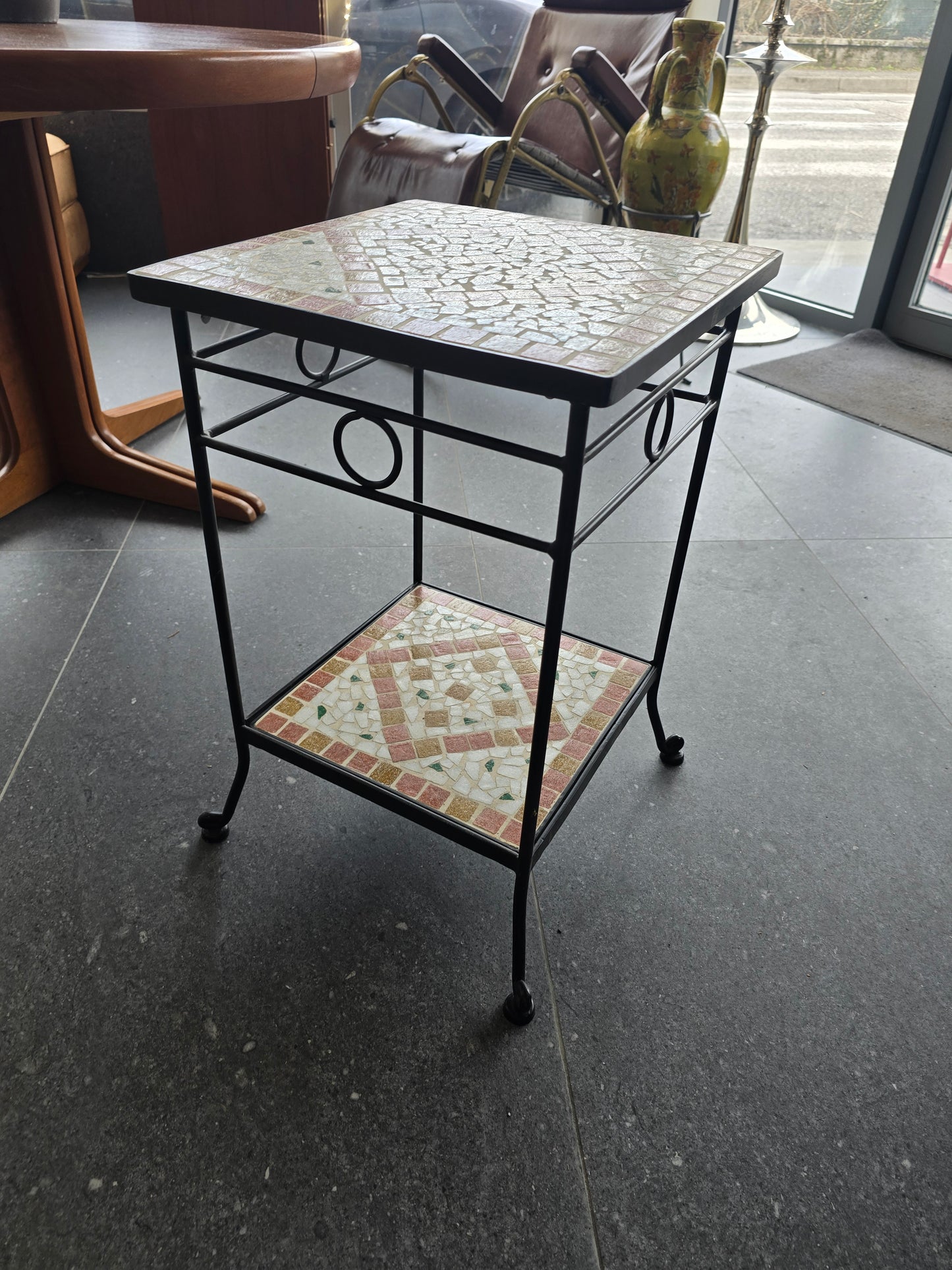 Table d’appoint / sellette en fer forgé et mosaïque