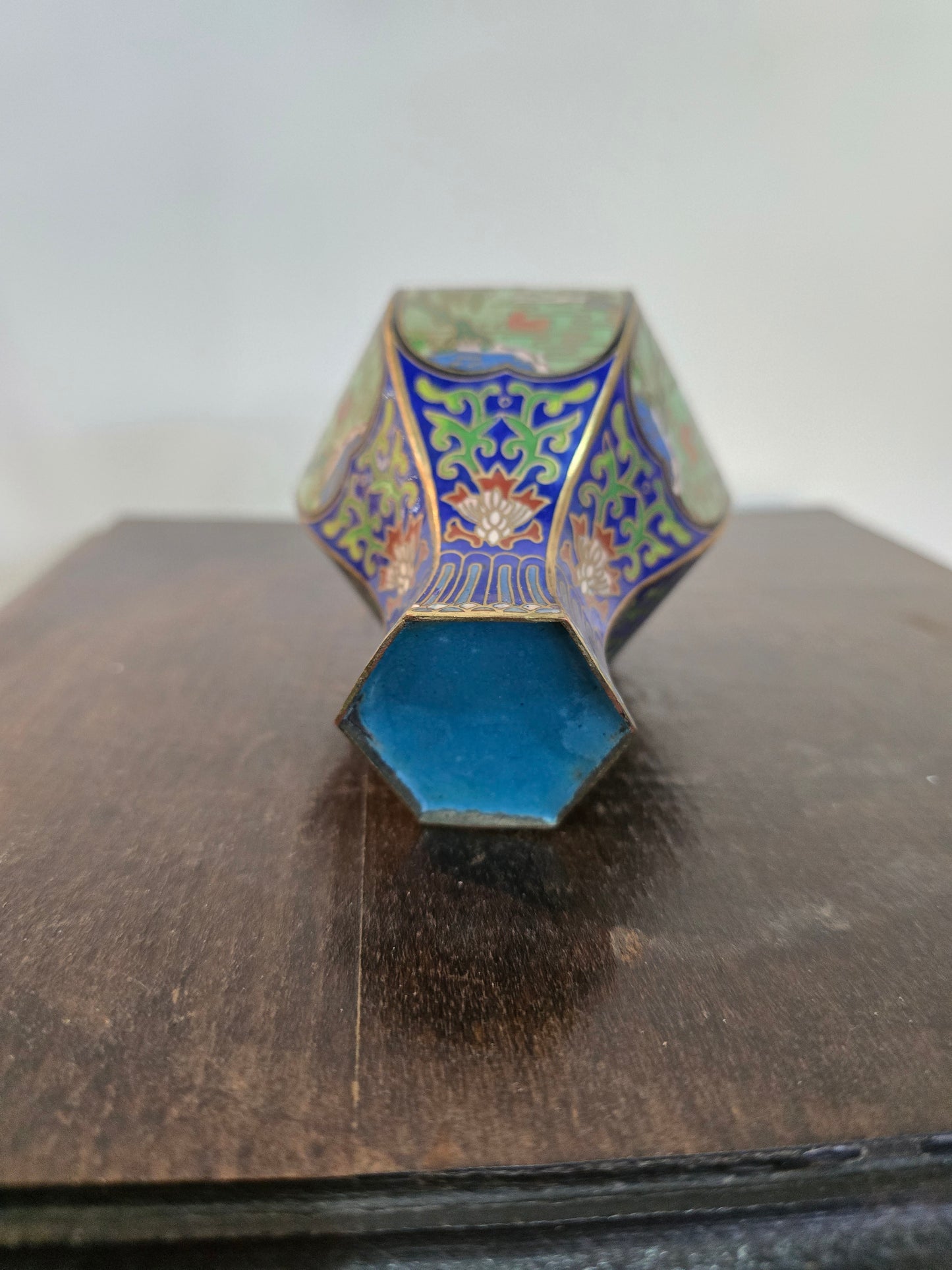 Petit vase couvert en cloisonné sur socle en bois – Décor paysages asiatiques