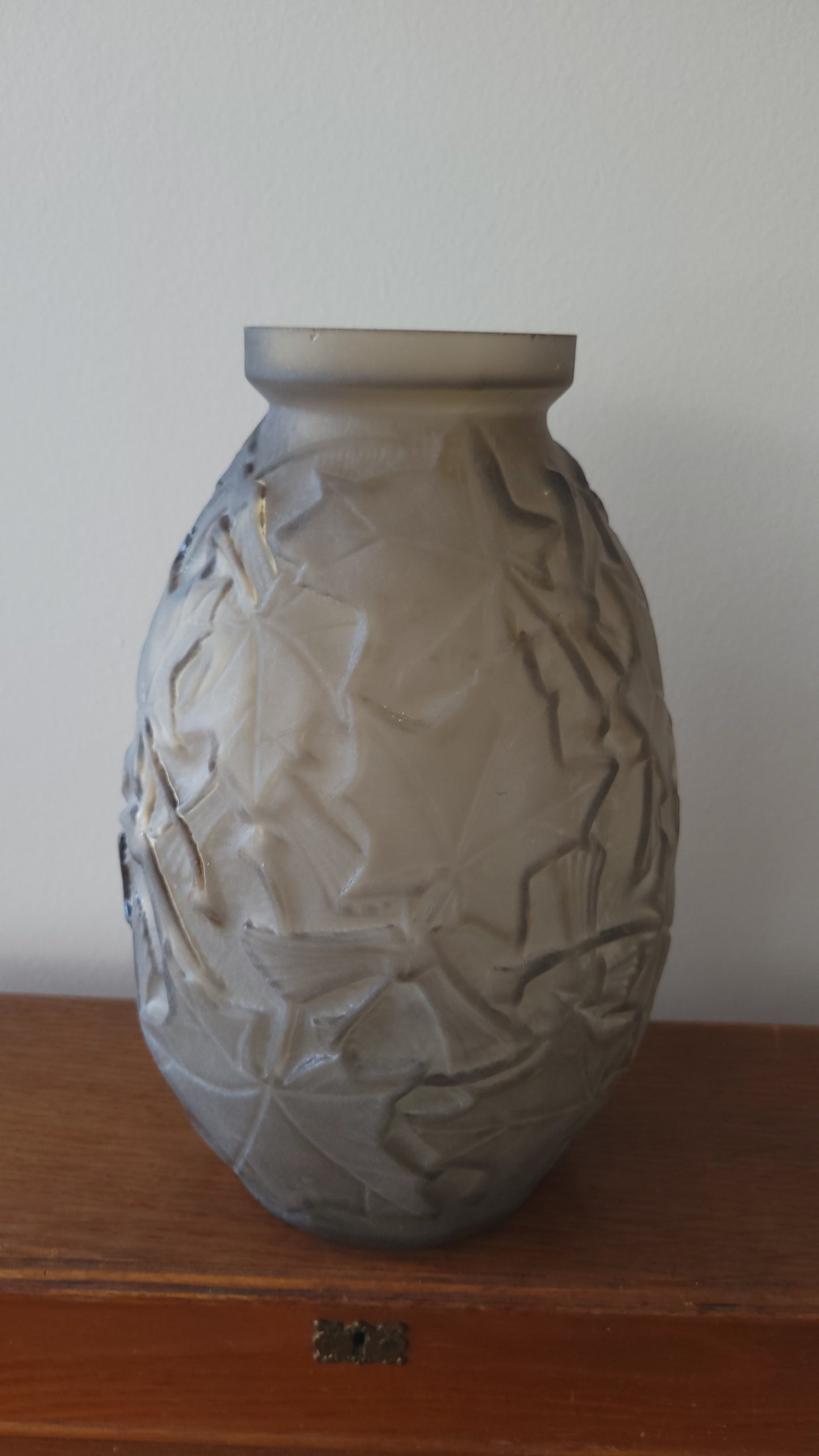 Vase ancien en verre moulé dépoli