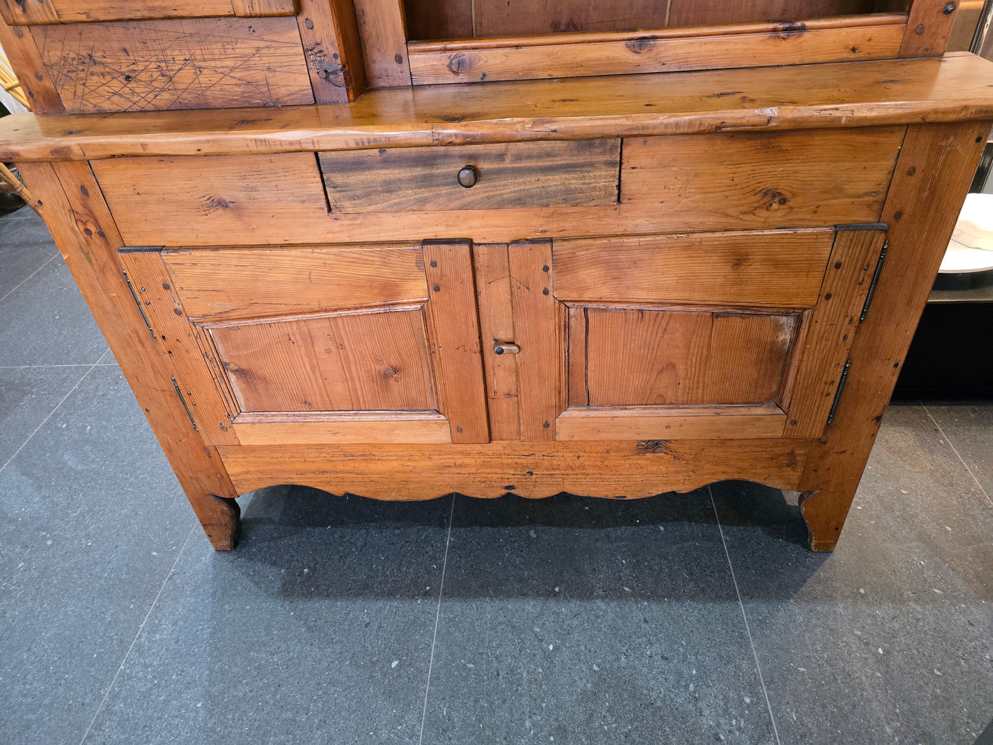 Buffet deux-corps rustique en bois massif