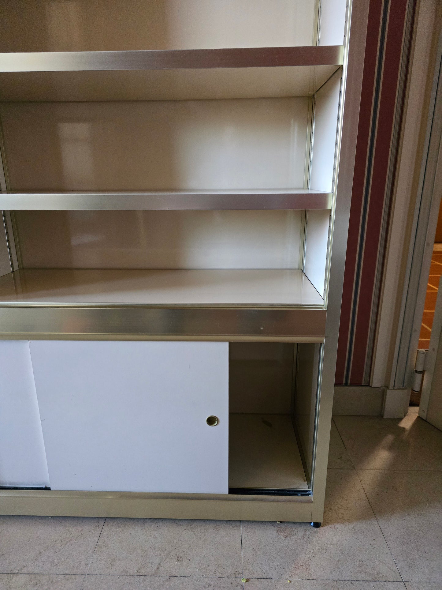 Commode design ouverte vintage