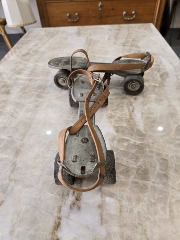 Paire de patins à roulettes vintage Speedy Junior en métal et cuir – Années 50