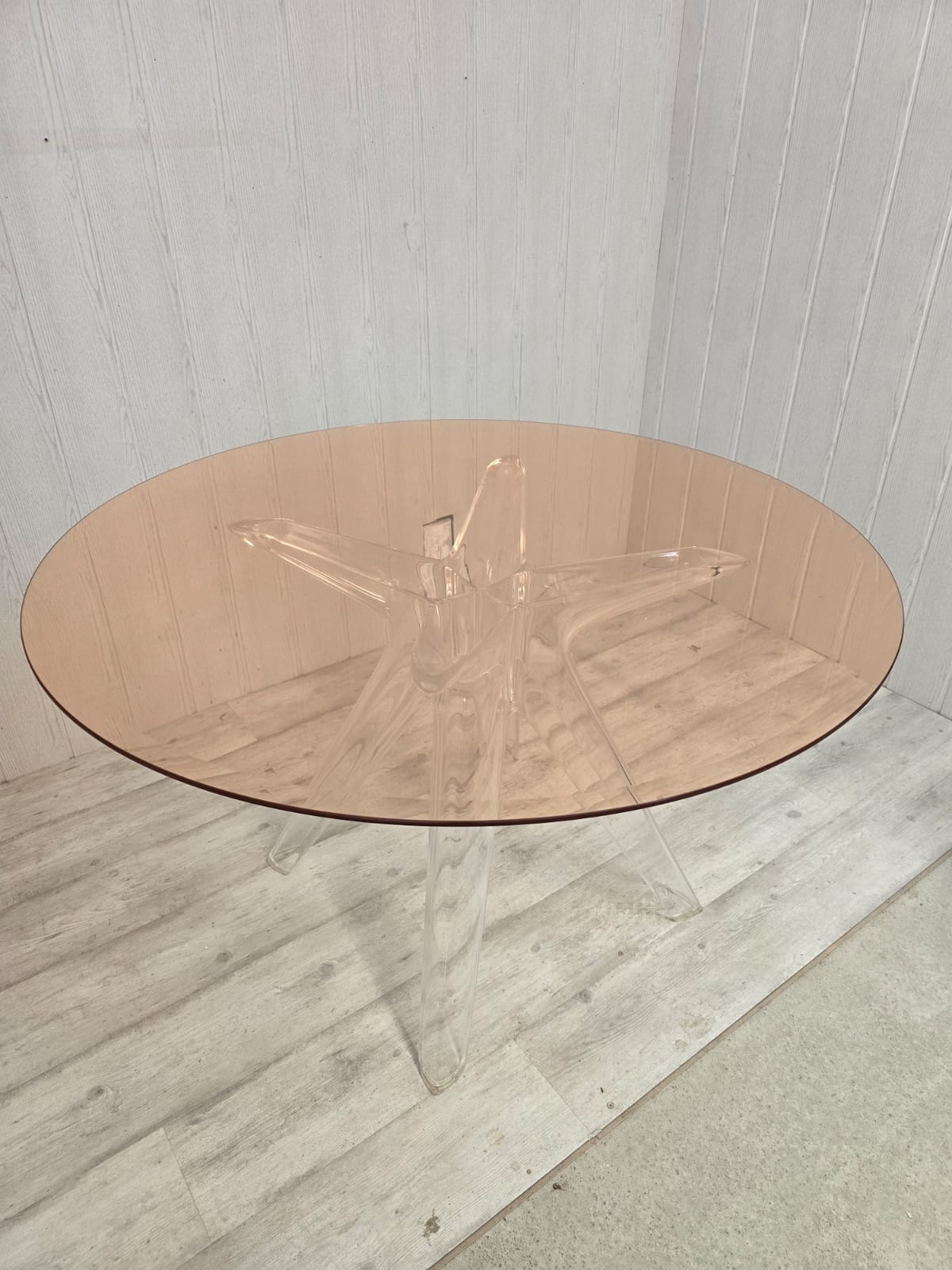Ensemble Philippe Starck pour Kartell – Table Sir Gio & 4 fauteuils Louis Ghost