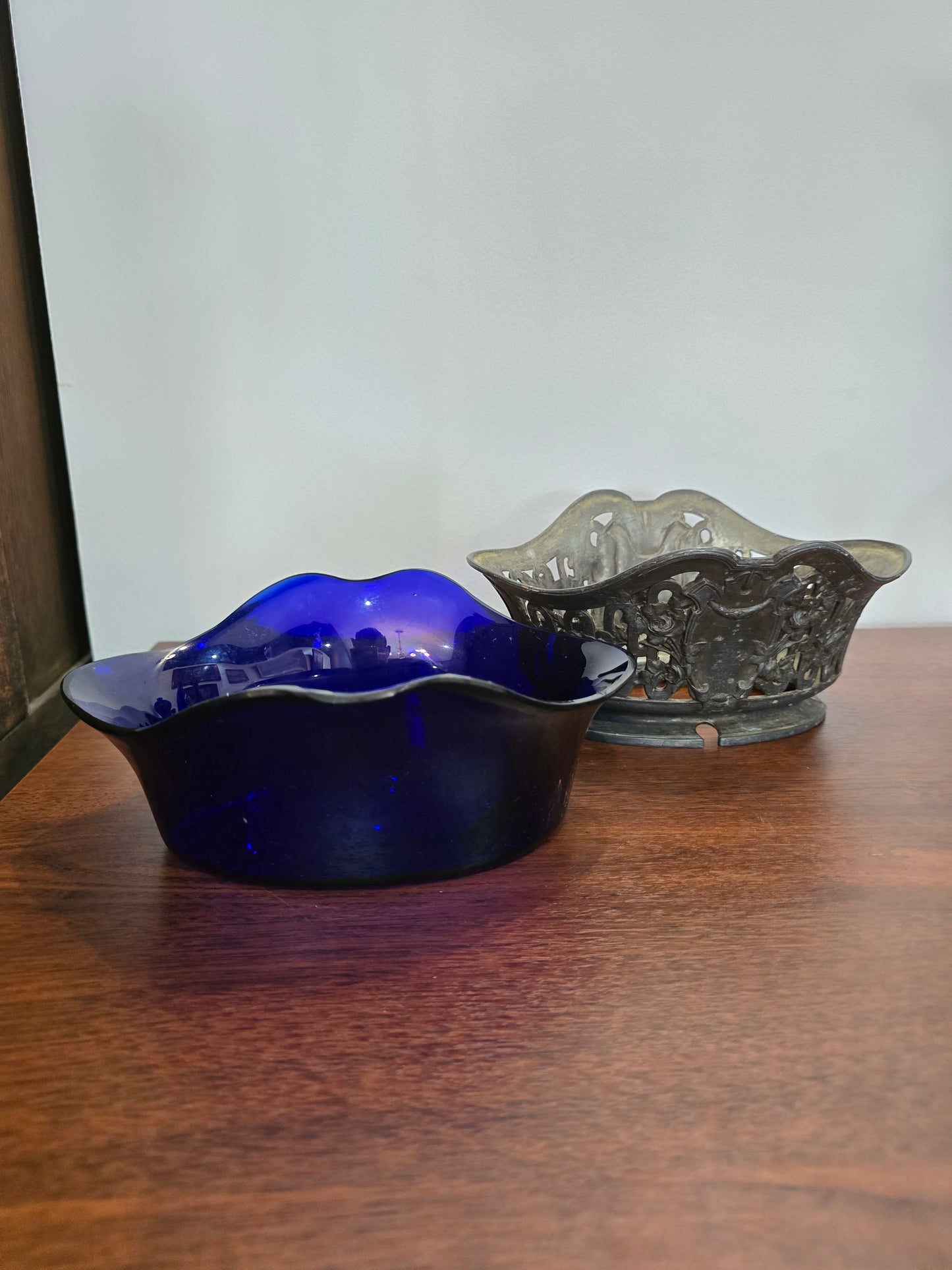 Coupe ancienne en verre bleu cobalt et monture en métal – Orfèvrerie Dilecta