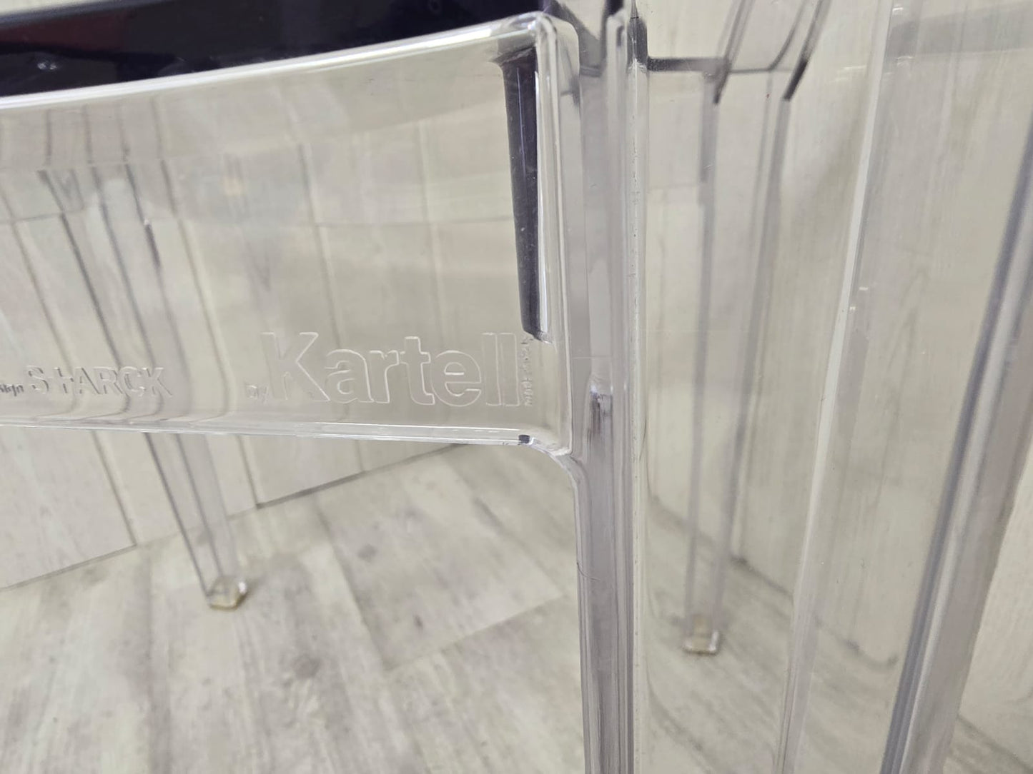 Ensemble Philippe Starck pour Kartell – Table Sir Gio & 4 fauteuils Louis Ghost