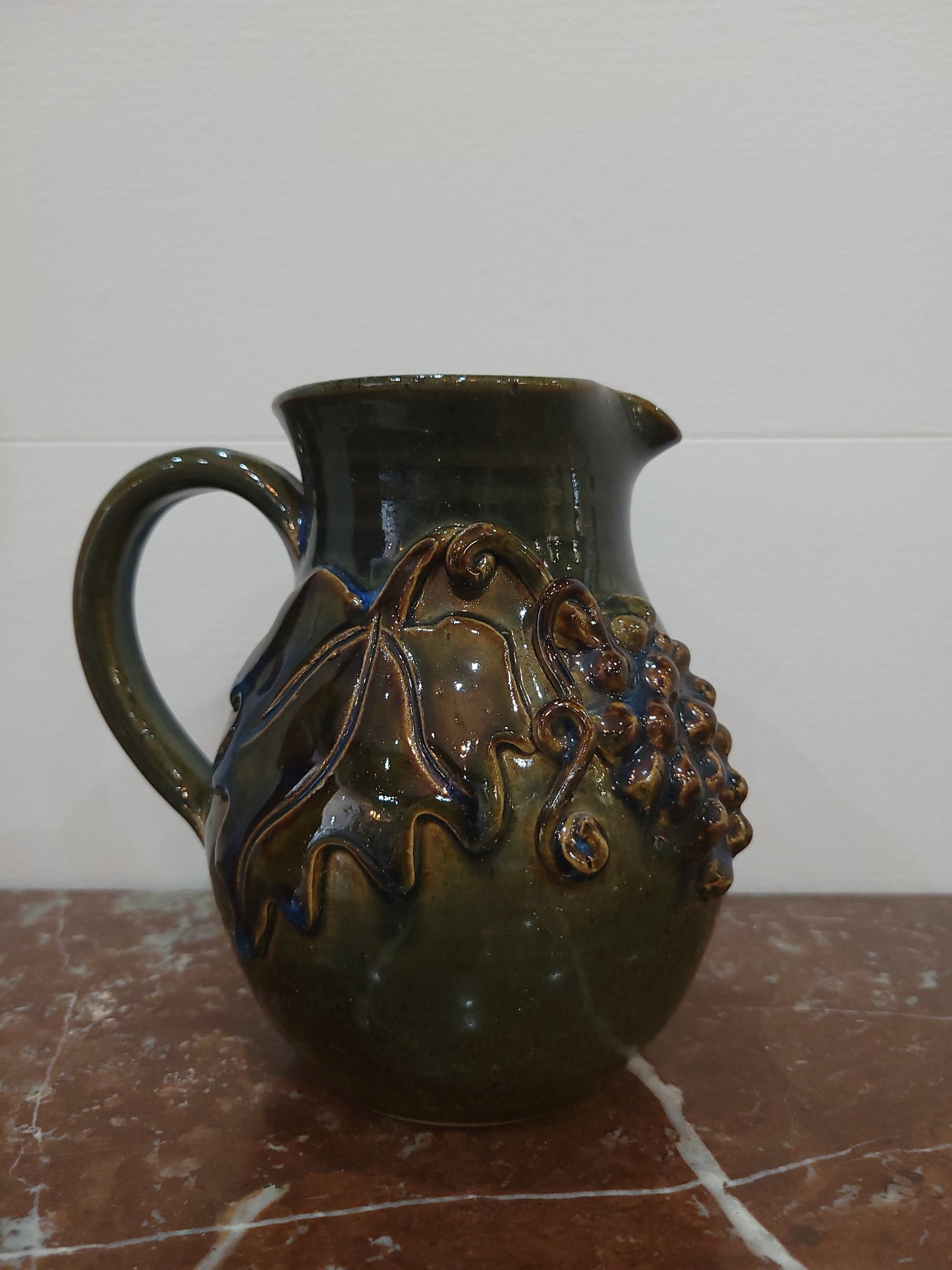 Pichet en céramique émaillée décor raisin et vigne